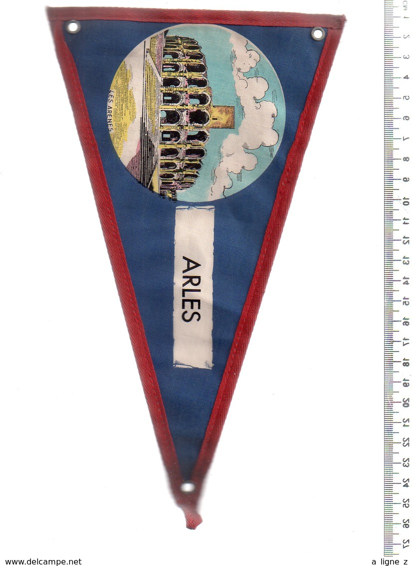 REF ENV : Fanion Flag Pennant Stendardo Touristique Ancien : Arles - Obj. 'Souvenir De'
