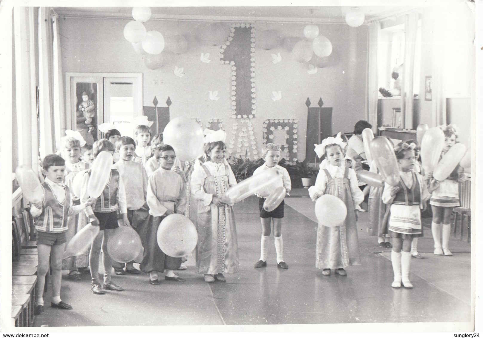 UKRAINE. #1613 A PHOTO. "CHILDREN. PEOPLE'S COSTUME. HOLIDAY.  *** - Film Projectors