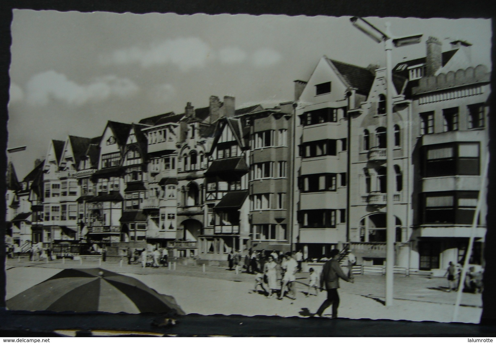 CP. 2572. La Panne. Digue De Mer - Blankenberge