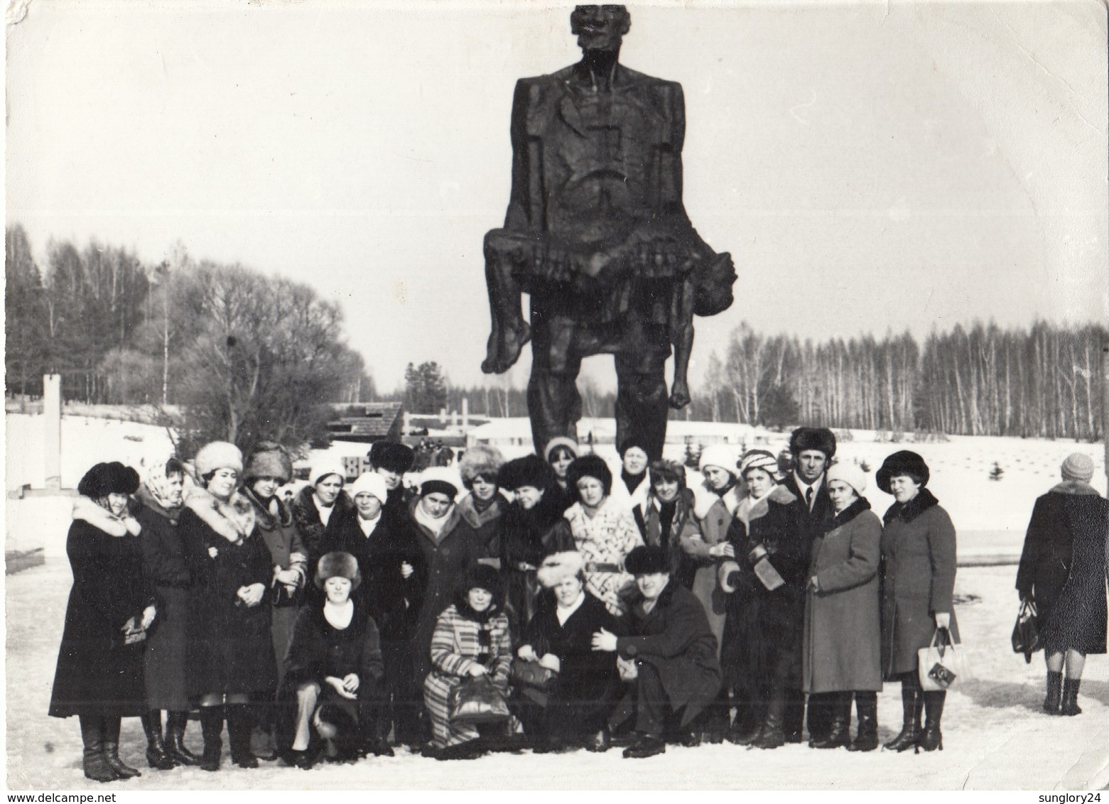 #1613  A PHOTO. "BELARUS. KHATYN. RESTING GROUP. *** - Film Projectors