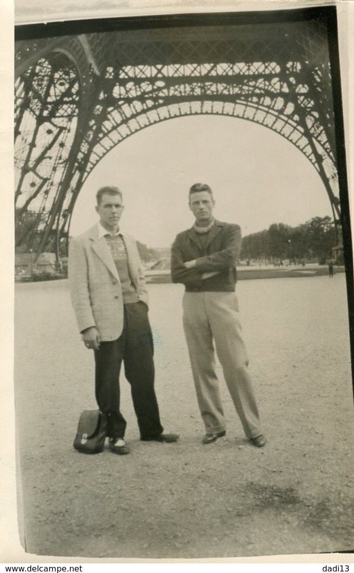 2 Hommes Devant La Tour Eiffel Années 1930-40? - Personnes Anonymes