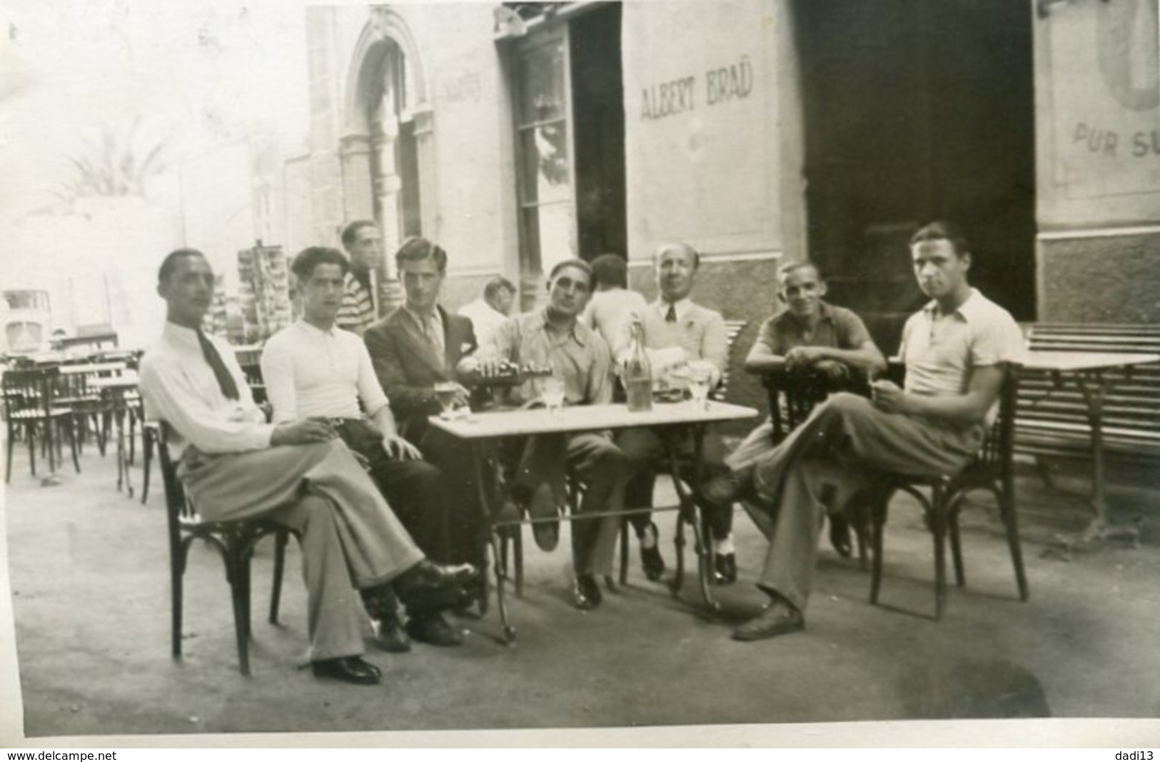 Jeunes Hommes Autour D'une Table Terrasse Café Avec Pub Aux Murs Bière "Albert Braü" En France - Années 1930 - Lieux