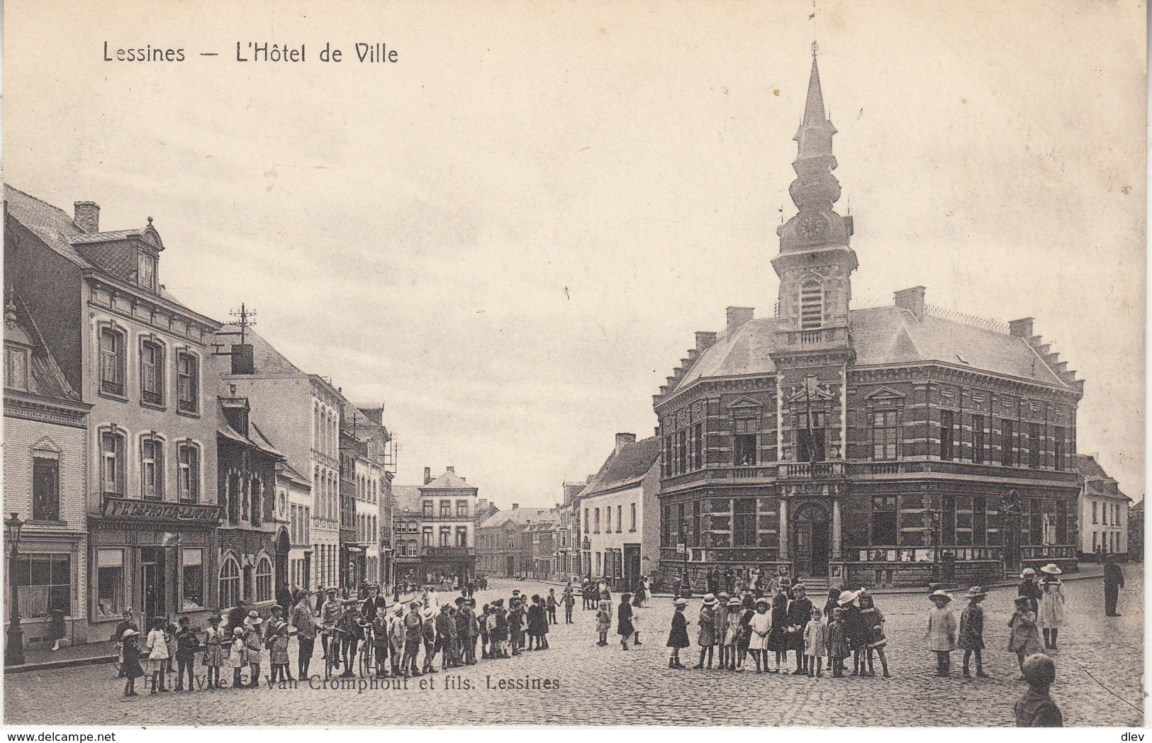 Lessines - L' Hôtel De Ville Et Environs - Très Animé - Edit. Vve Van Cromphout Et Fils, Lessines - Lessen