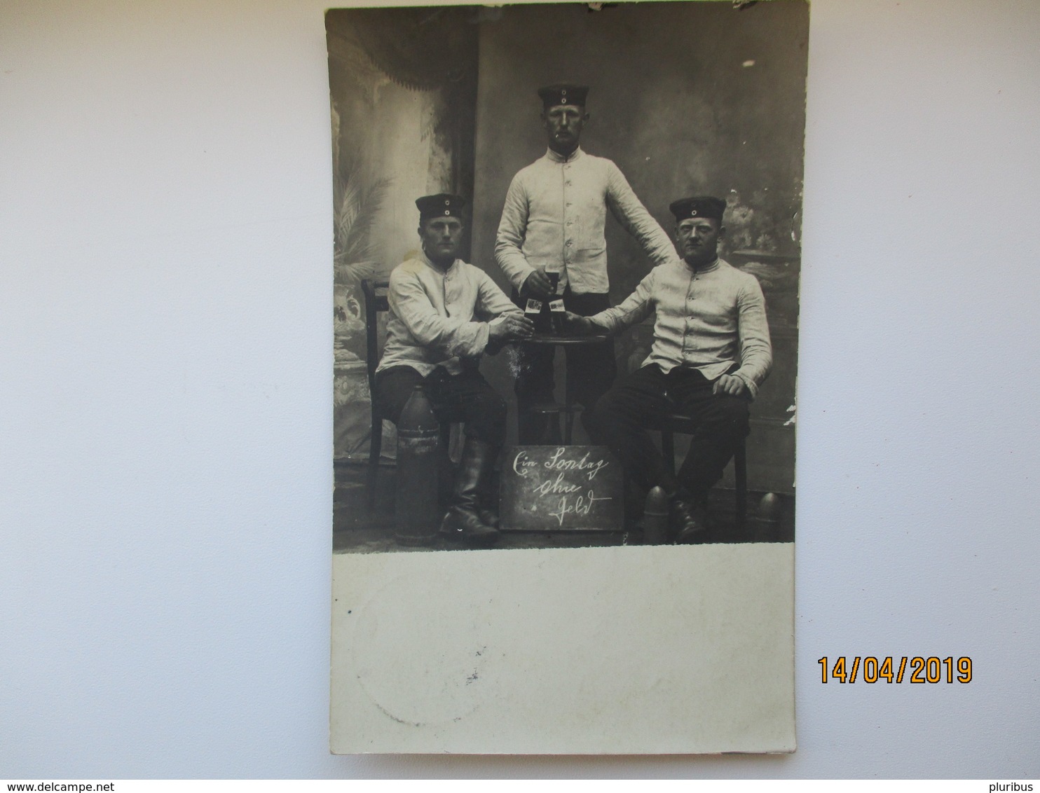 GERMANY WW I SOLDIERS DRINKING BEER , EIN SONTAG OHNE FELD   , OLD POSTCARD , O - Guerre 1914-18