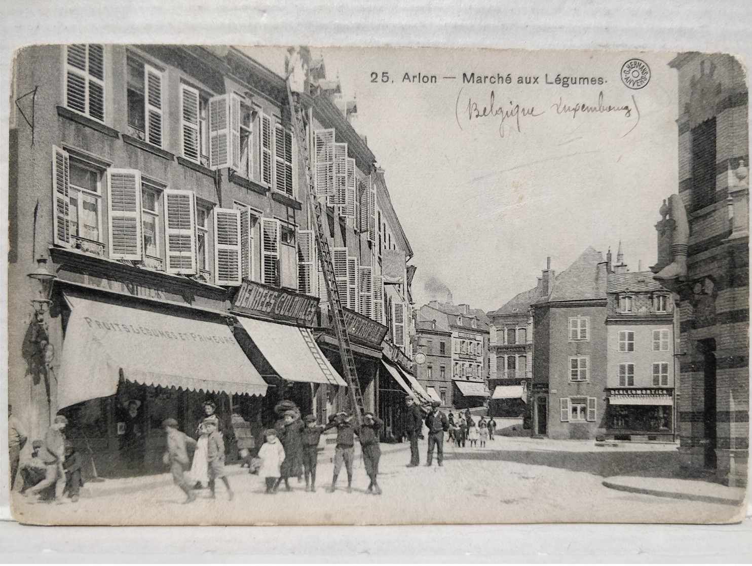 RARE. Arlon. Marché Aux Légumes. Animée. Echelle Sur Bâtiment - Aarlen