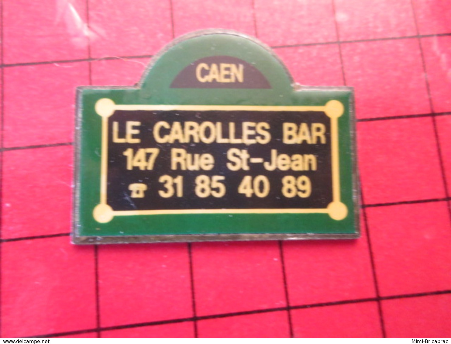 912d PIN'S PINS / Rare Et De Belle Qualité / THEME VILLES : PLAQUE DE RUE CAEN LE CAROLLES BAR RUE ST JEAN - Steden