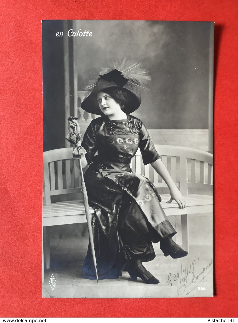 1919 - EN CULOTTE - IN BROEK - DAME MET GROTE HOED EN PARAPLU - FEMME GRAND CHAPEAU ET PARAPLUIE - Mode