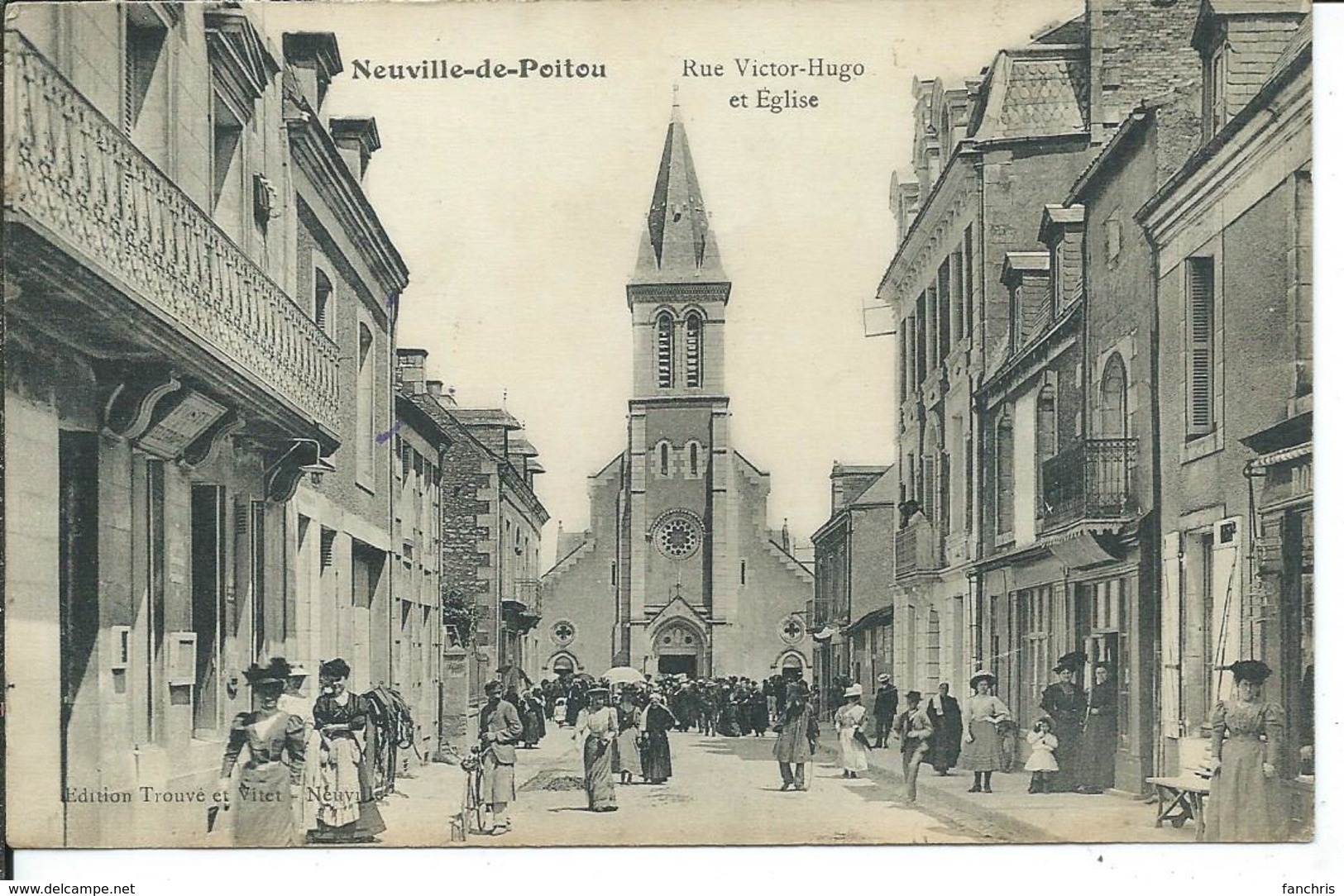 Neuville -de-Poitou-Rue Victor -Hugo Et L'Eglise - Neuville En Poitou