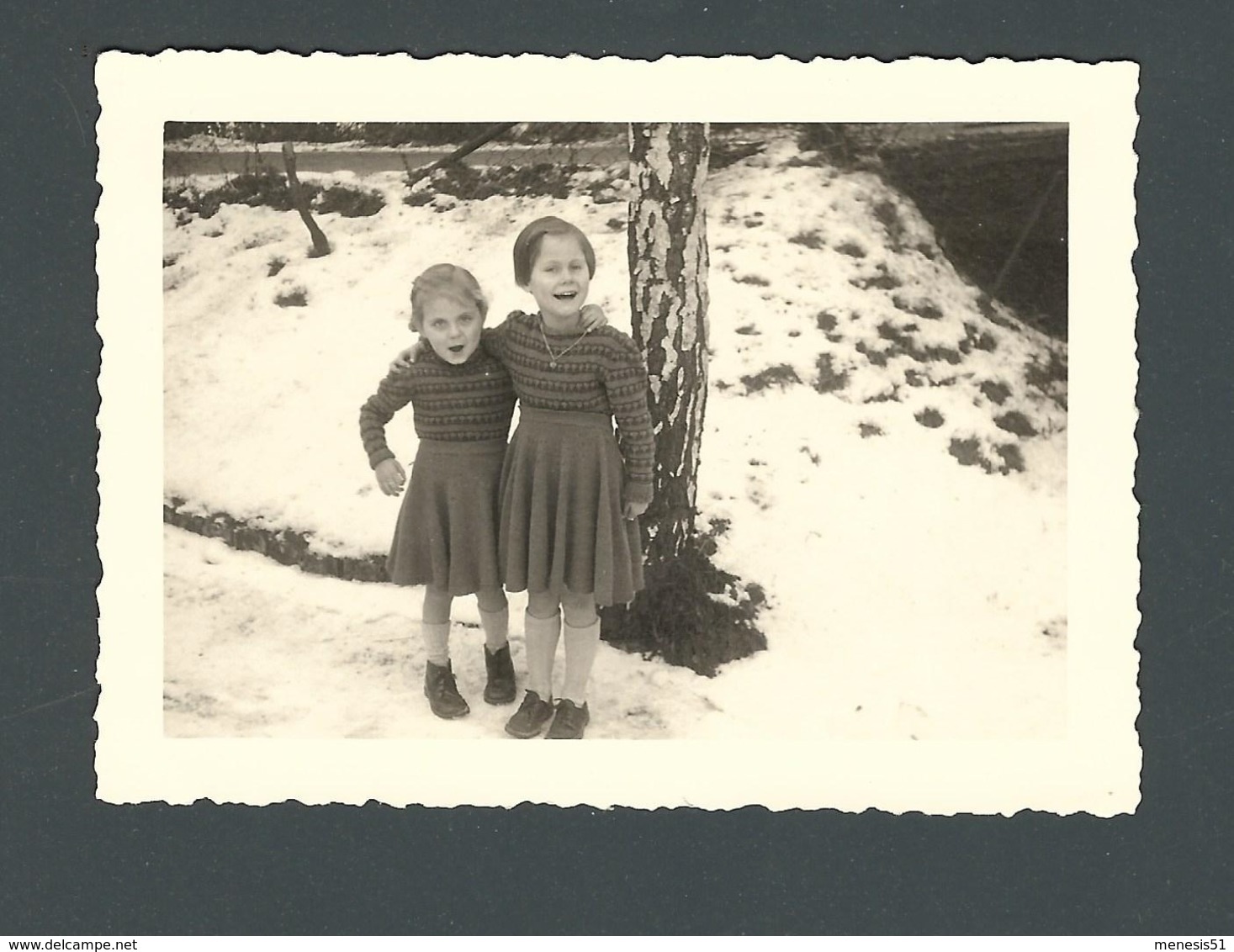 Photo Ancienne Deux Petites Filles Gamines Avec La Même Robe En Lainage Les Pieds Dans La Neige - Anonymous Persons