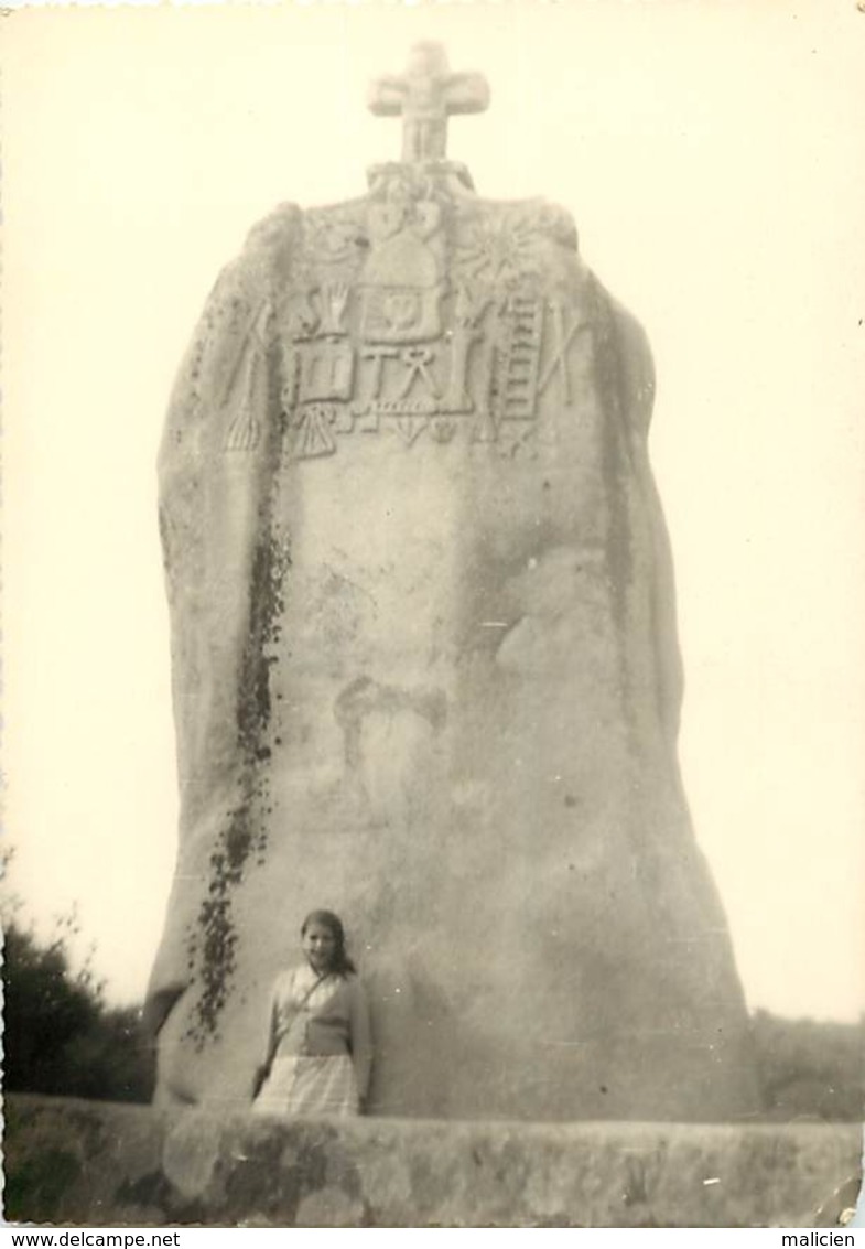 -gds Formats -ref-Y654- Côtes D Armor - Ploemeur Boudou - Photo Menhir - Septembre 1957- Dolmen Et Menhirs - - Pleumeur-Bodou