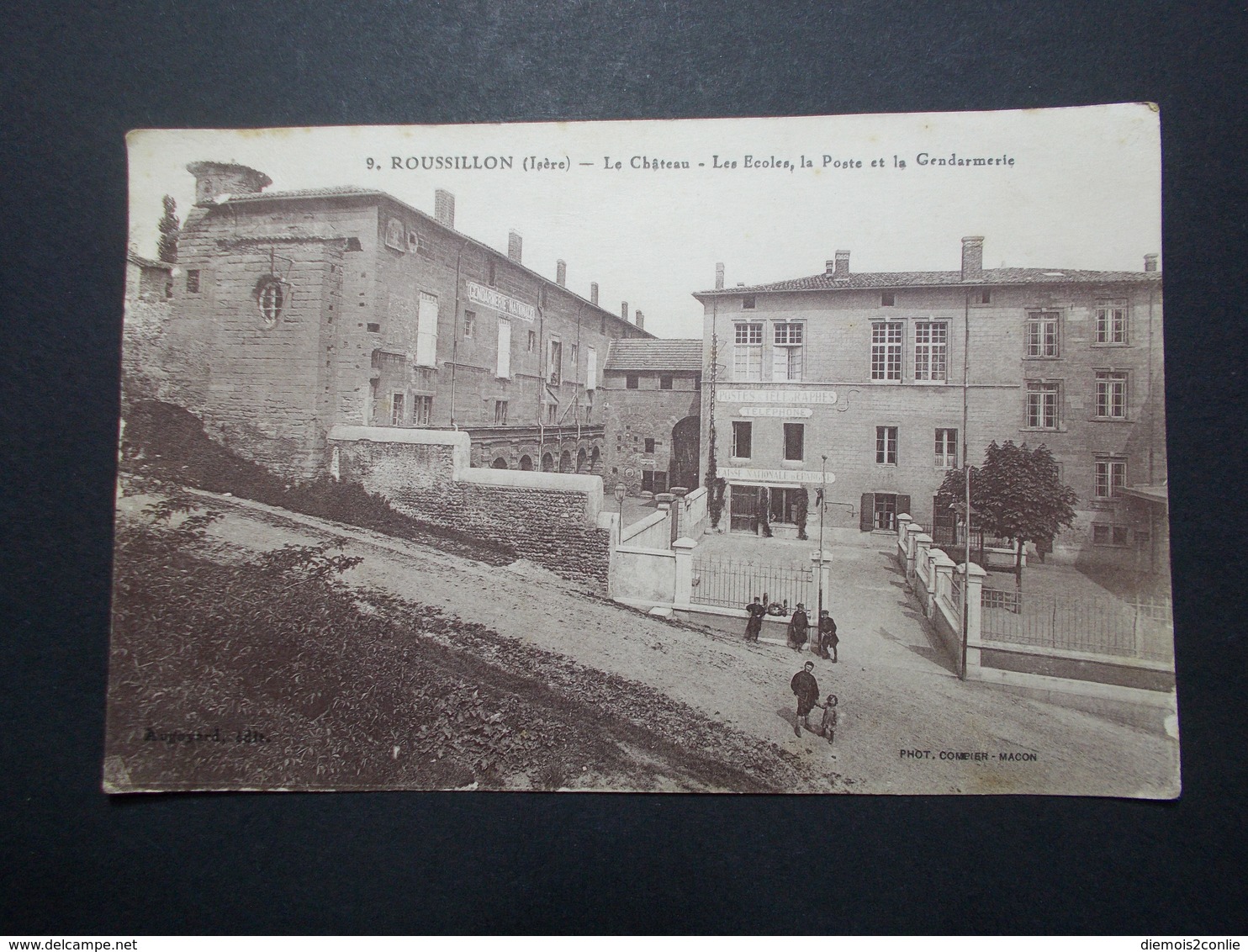 Carte Postale  - ROUSSILLON (38) - Le Château - Les Ecoles, La Poste Et La Gendarmerie - 1930 (2669) - Roussillon