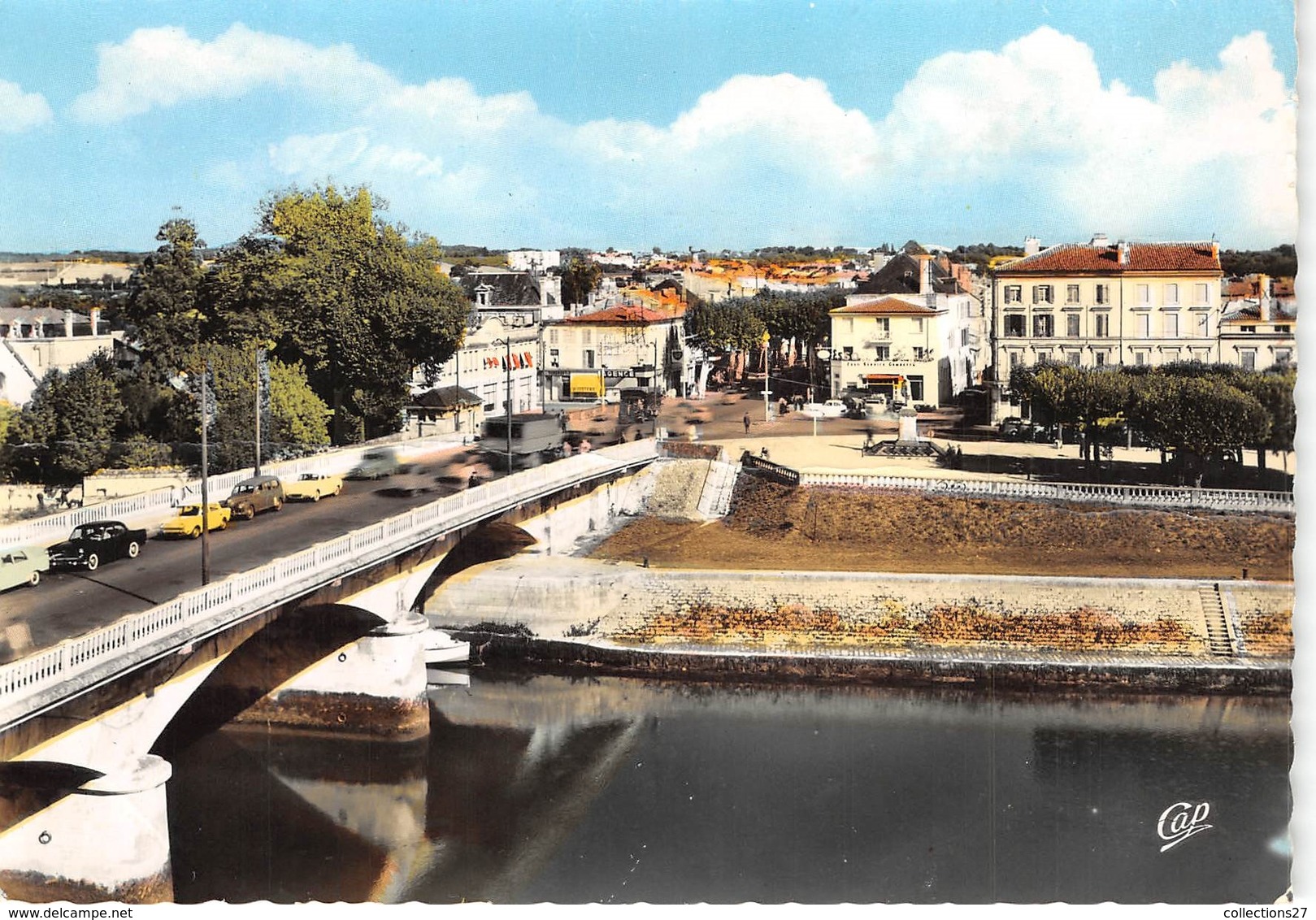 17-SAINTE- LE PONT SUE LA CHARENTE ET L'AVENUE GAMBETTA - Saintes