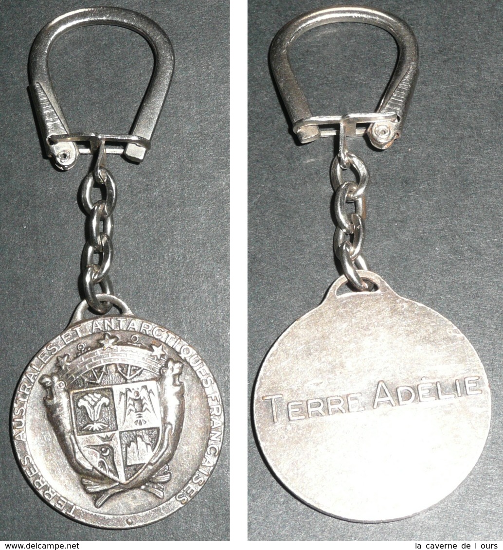 Rare Porte-clés En Métal, Terres Australes Et Antarctiques Françaises, Terre Adélie, écusson Armoiries - Porte-clefs