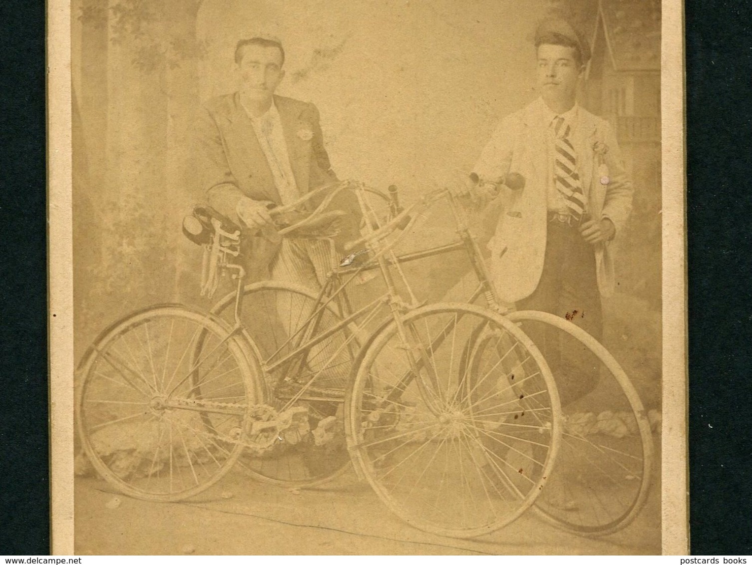 2 CICLISTAS Bicicletas (Antonio Justino Da Costa Praça). Fotografo: ADRIANO GOMES TINOCO / COIMBRA PORTUGAL - Anciennes (Av. 1900)