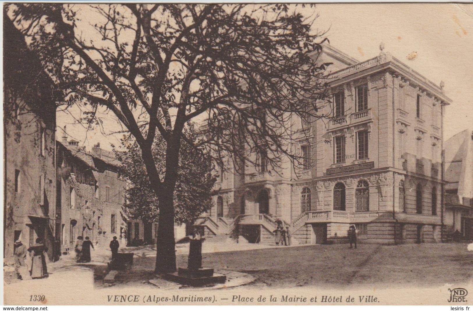 C.P.A. -  VENCE - PLACE DE LA MAIRIE ET HOTEL DE VILLE - 1339 - N. D.-  ANIMÉE - Vence