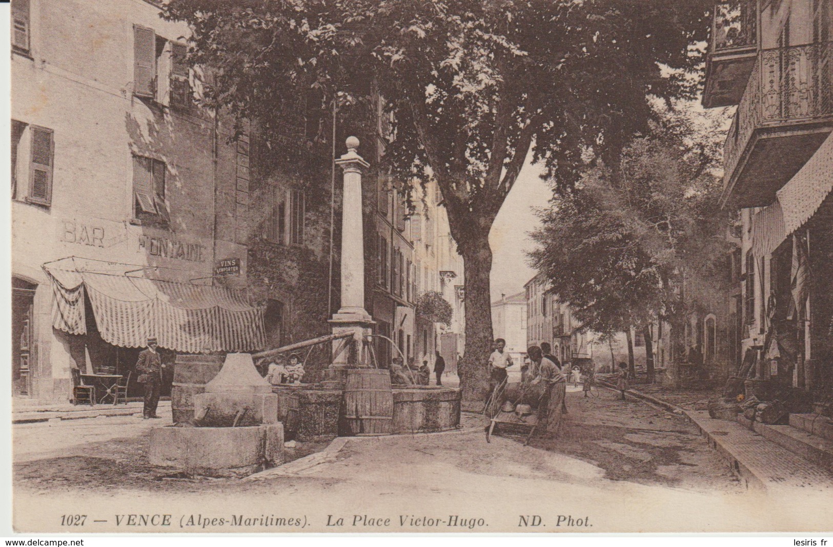 C.P.A. - VENCE -  LA PLACE VICTOR HUGO - N. D. - 1027 - ANIMÉE - BAR DE LA FONTAINE - VINS A EMPORTER - - Vence