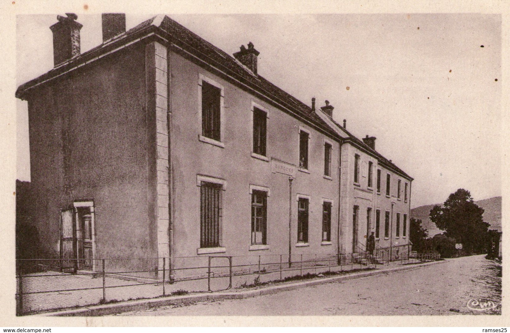 (Jura)  CPA  Saint Julien Sur Le Suran  Groupe Scolaire  ( Bon Etat) - Autres & Non Classés