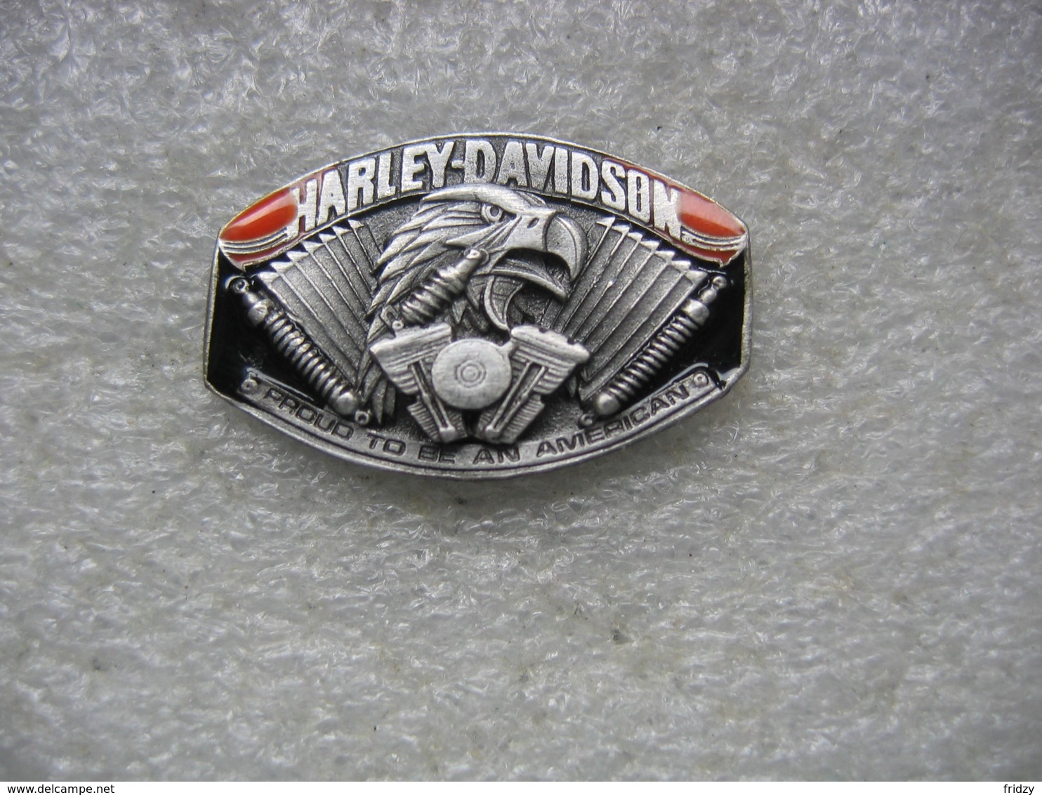 Pin's Moto Harley Davidson: "Proud To Be An American". (Réf HD10) - Motos