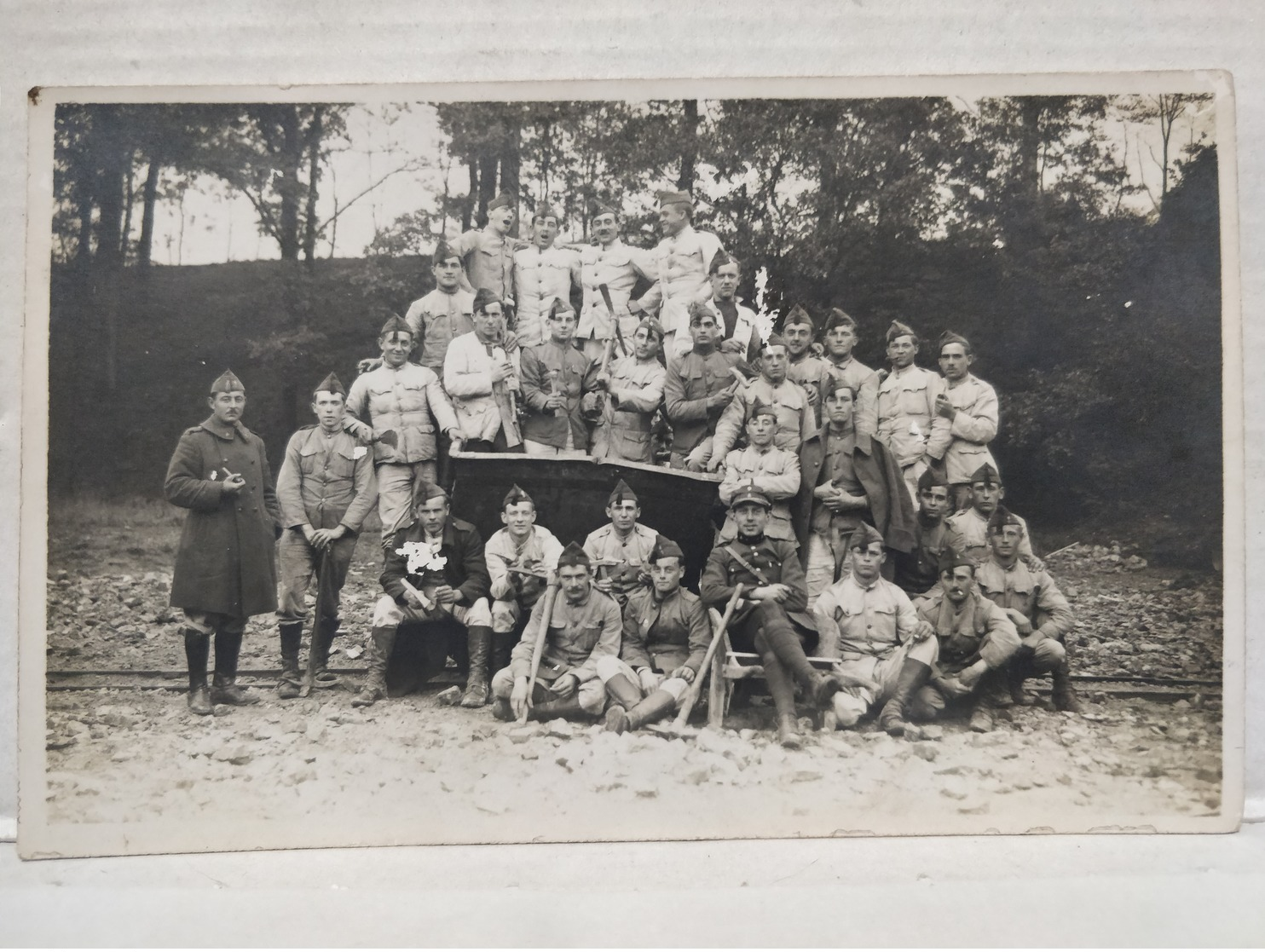 Militaires. Belgique. Ligne De Chemin De Fer. Wagon - Régiments