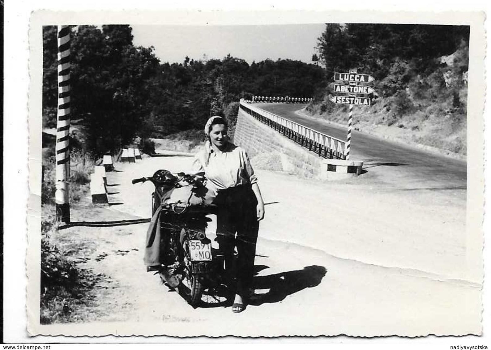 Motocicletta Targata Modena Con Donna. Indicazioni Stradali: Sestola, Abetone E Lucca. - Motos