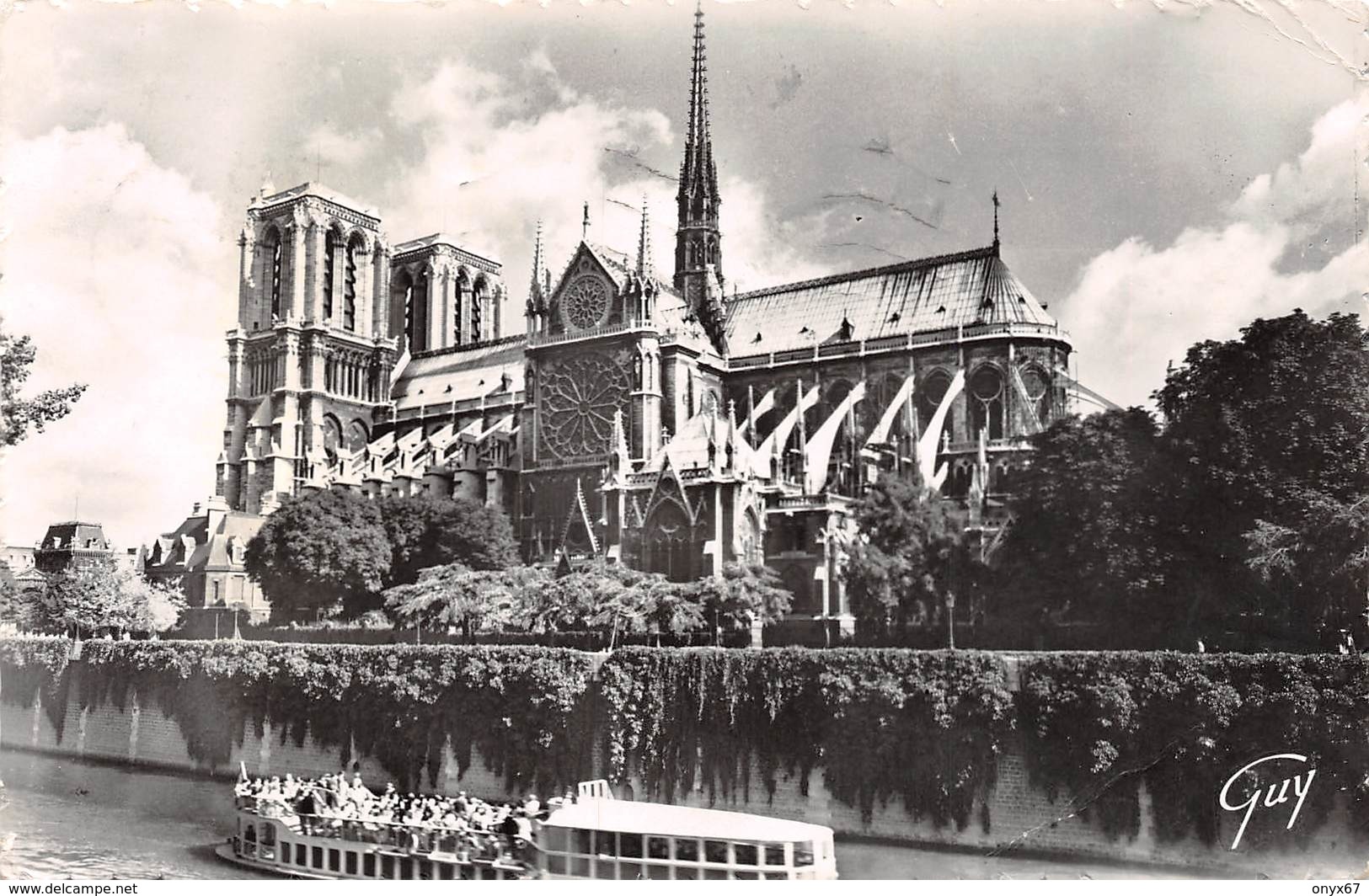 ,Carte Postale PARIS (75) Cathédrale Notre-Dame Et Le Bâteau Mouche (Eglise-Religion) - Eglises