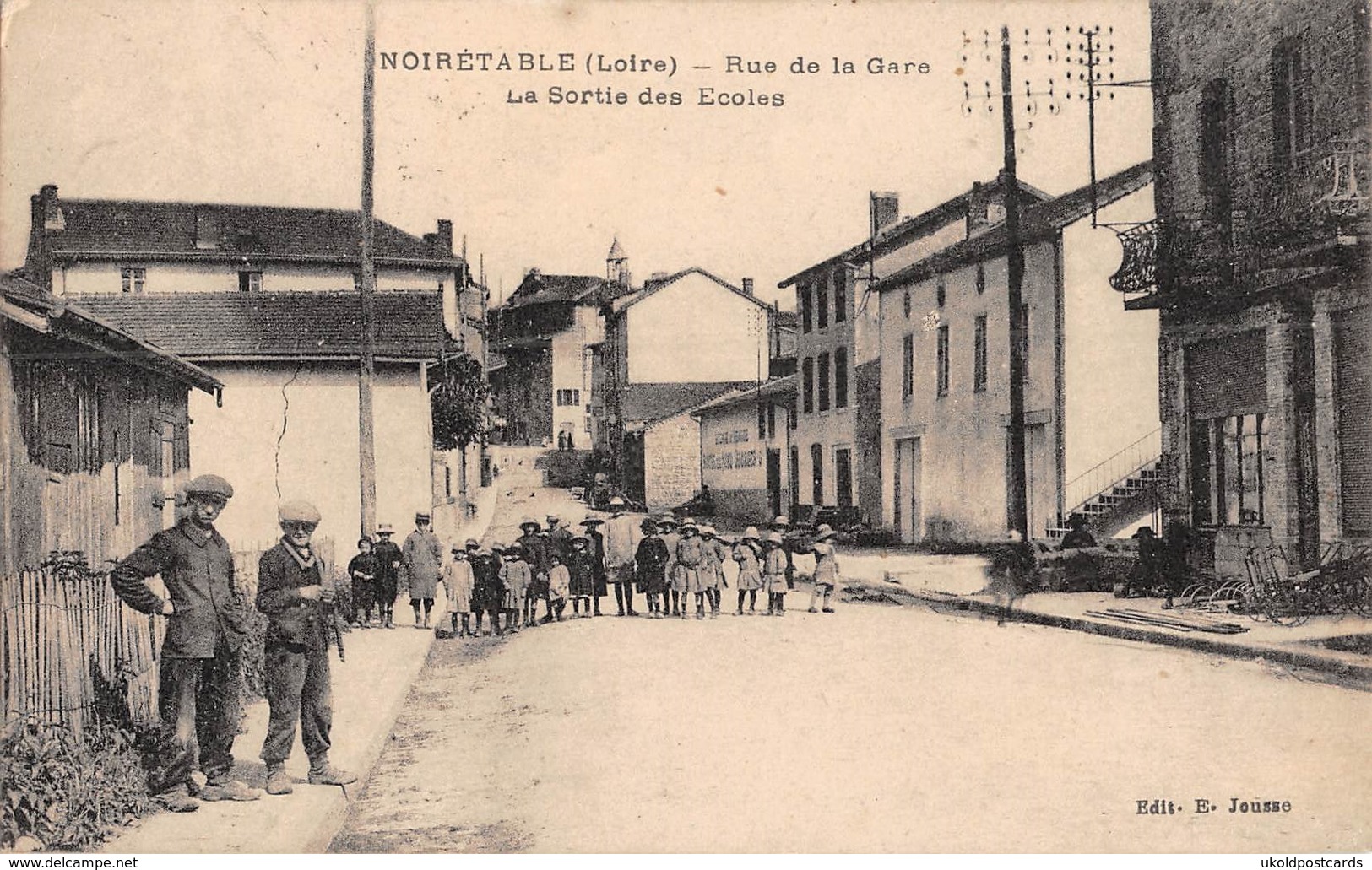 CPA 42 - NOIRETABLE, Rue De La Gare, La Sortie Des Ecoles, - Noiretable