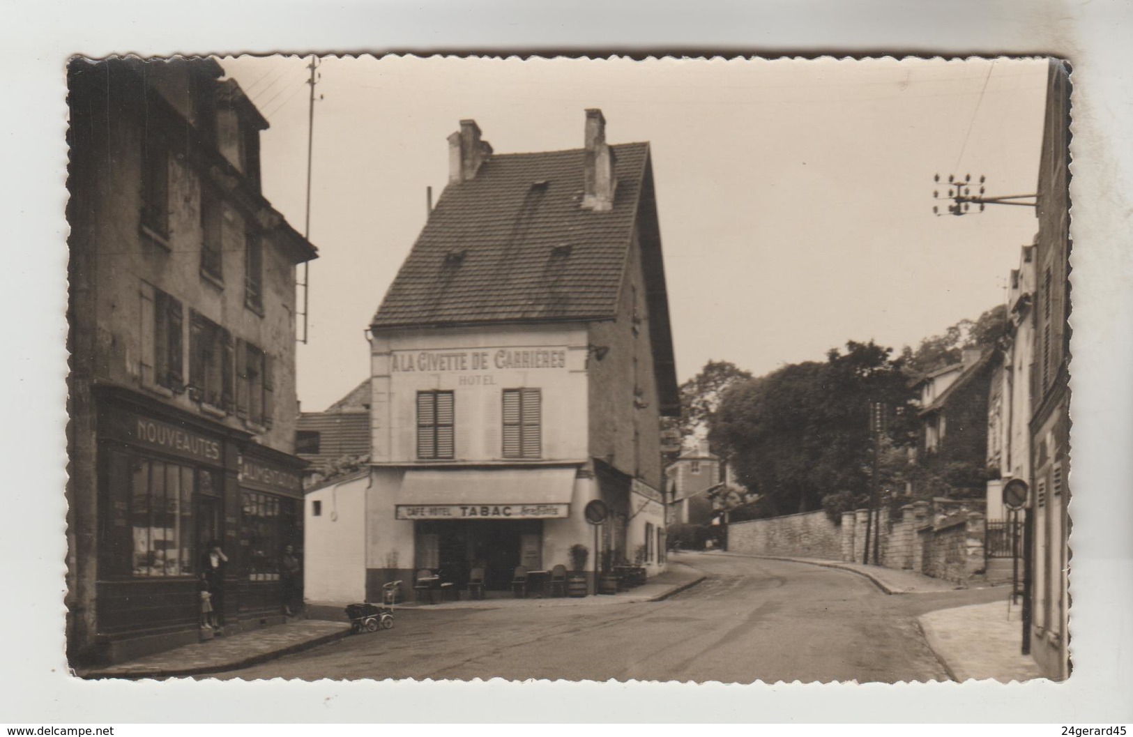 CPSM LE MESNIL SAINT DENIS (Yvelines) - CARRIERES SOUS BOIS : Place De Strasbourg - Le Mesnil Saint Denis