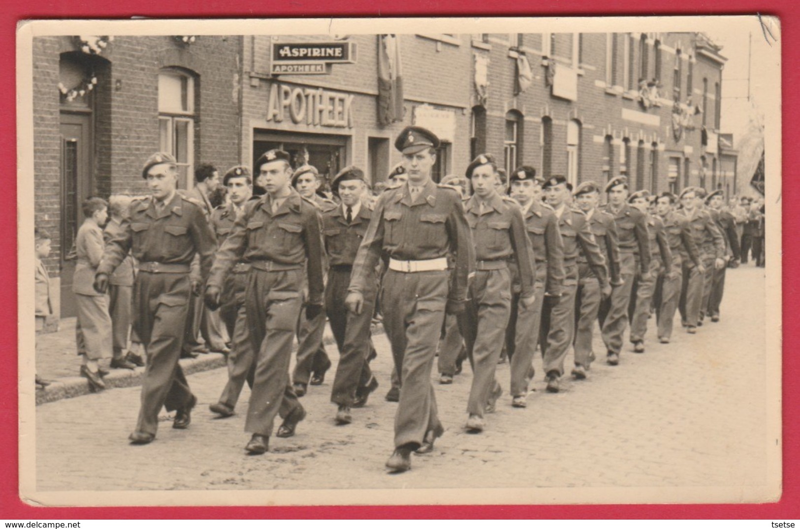 Parade Van Soldaten ... Fotokaart  ...Photall , Nieuwkerken-W - 1951-52 ... Vinden ( Verso Zien ) - Régiments