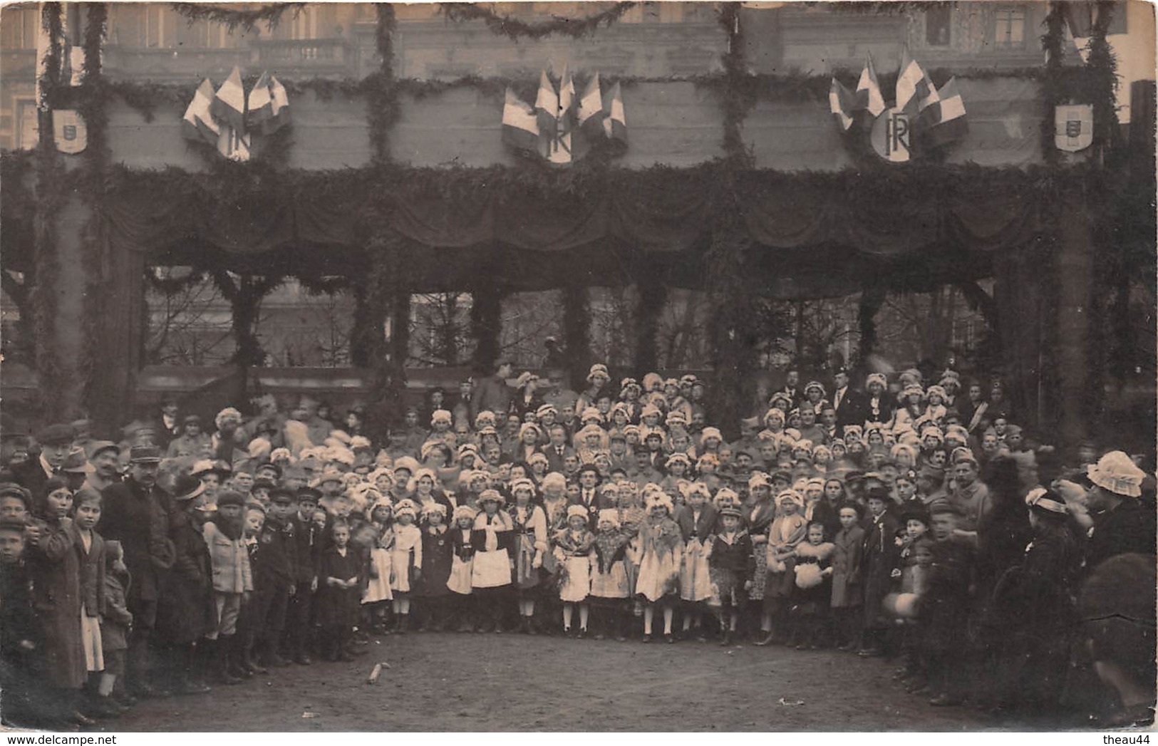 Carte-Photo Non Située   -  Groupe D'Enfants En Costumes Traditionnels Devant Une Mairie ?? En LORRAINE En 1918 - Lorraine