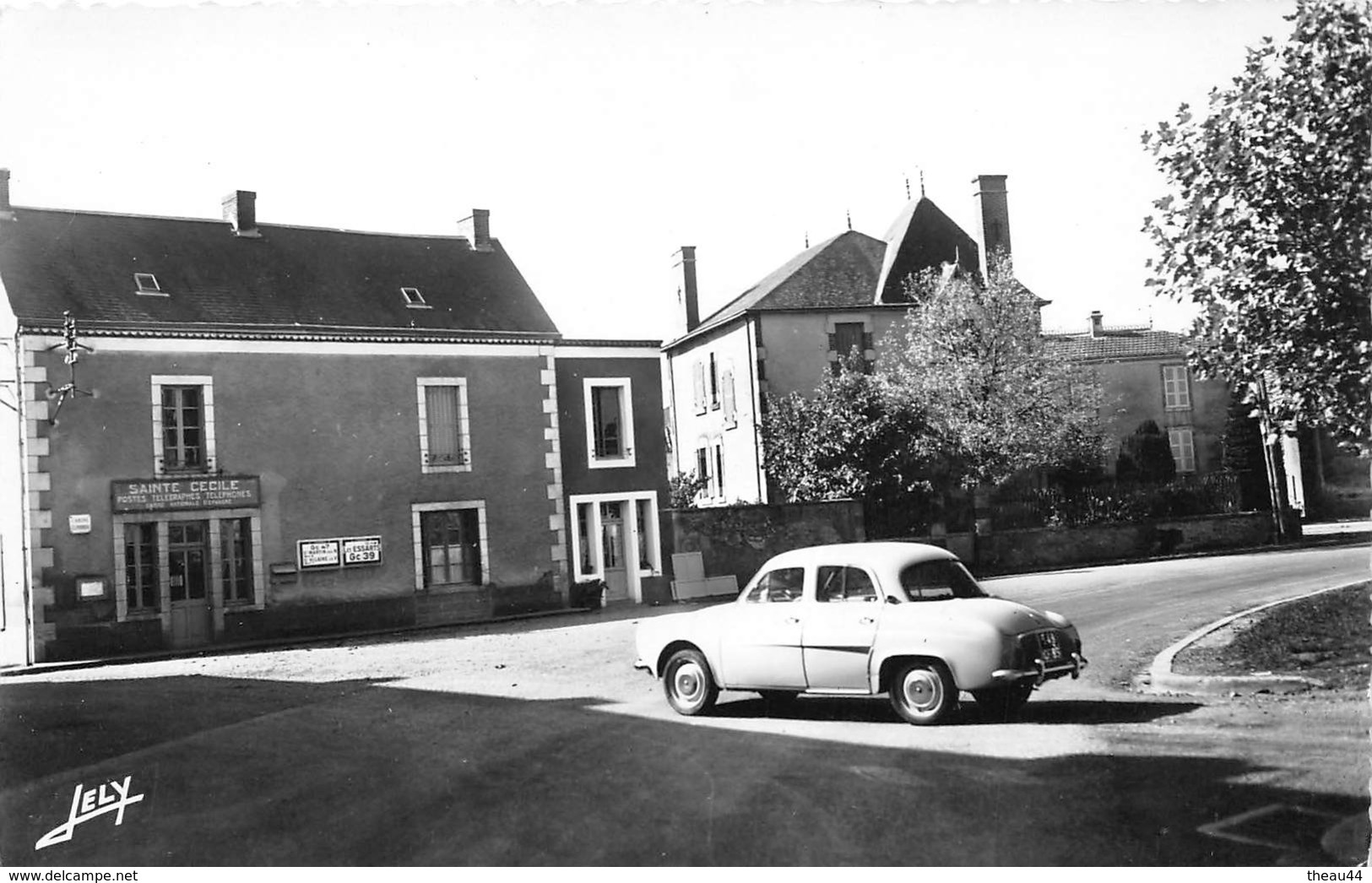 ¤¤  -   SAINTE-CECILE   -   La Place  -  La Poste    -  Voiture " Dauphine " Renaullt     -  ¤¤ - Autres & Non Classés