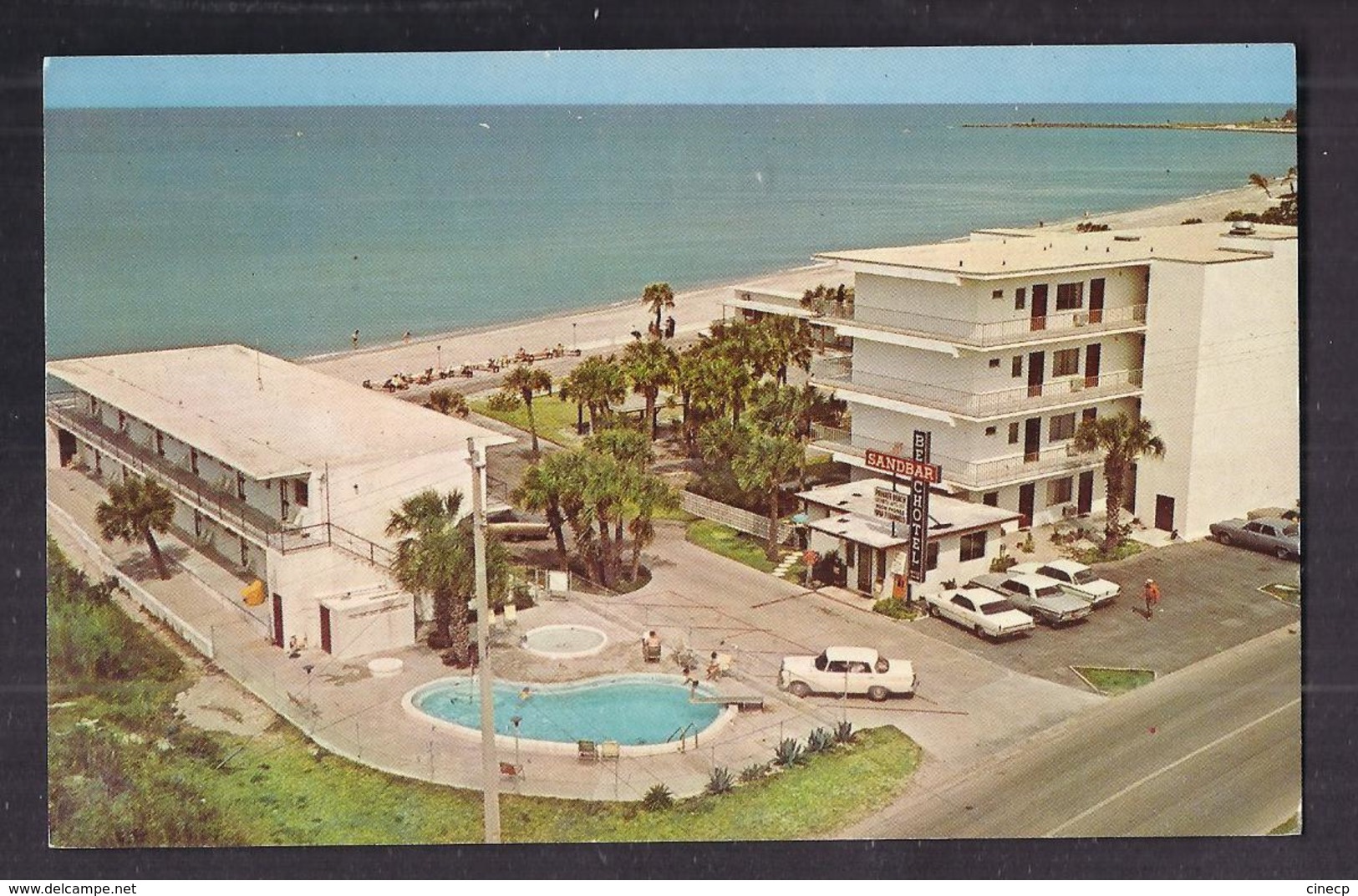 CPSM USA - FLORIDE - VENICE - THE SANDBAR BEACH-O-TEL - TB PLAN Aérien Etablissement + Automobiles Piscine MOTEL - Venice