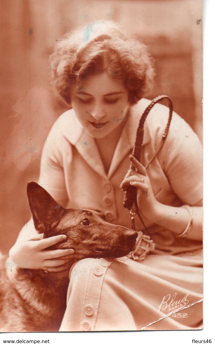 Vraie Photo BLEUET Sépia   : Jolie FEMME Avec Un Berger Allemand Et Une Cravache - Femmes