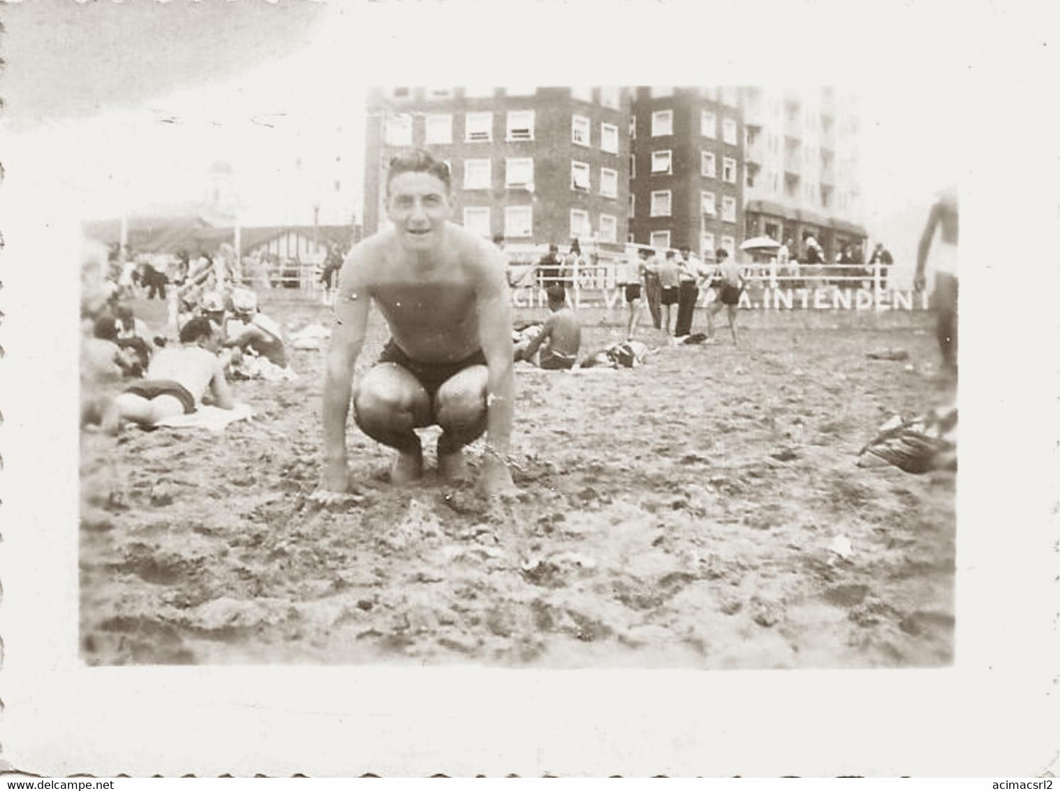 X1064 - Young Man In Swimsuit Maillot Squat By The Beach Photo Petit Format 8x6cm 1940' Gay In - Persone Anonimi