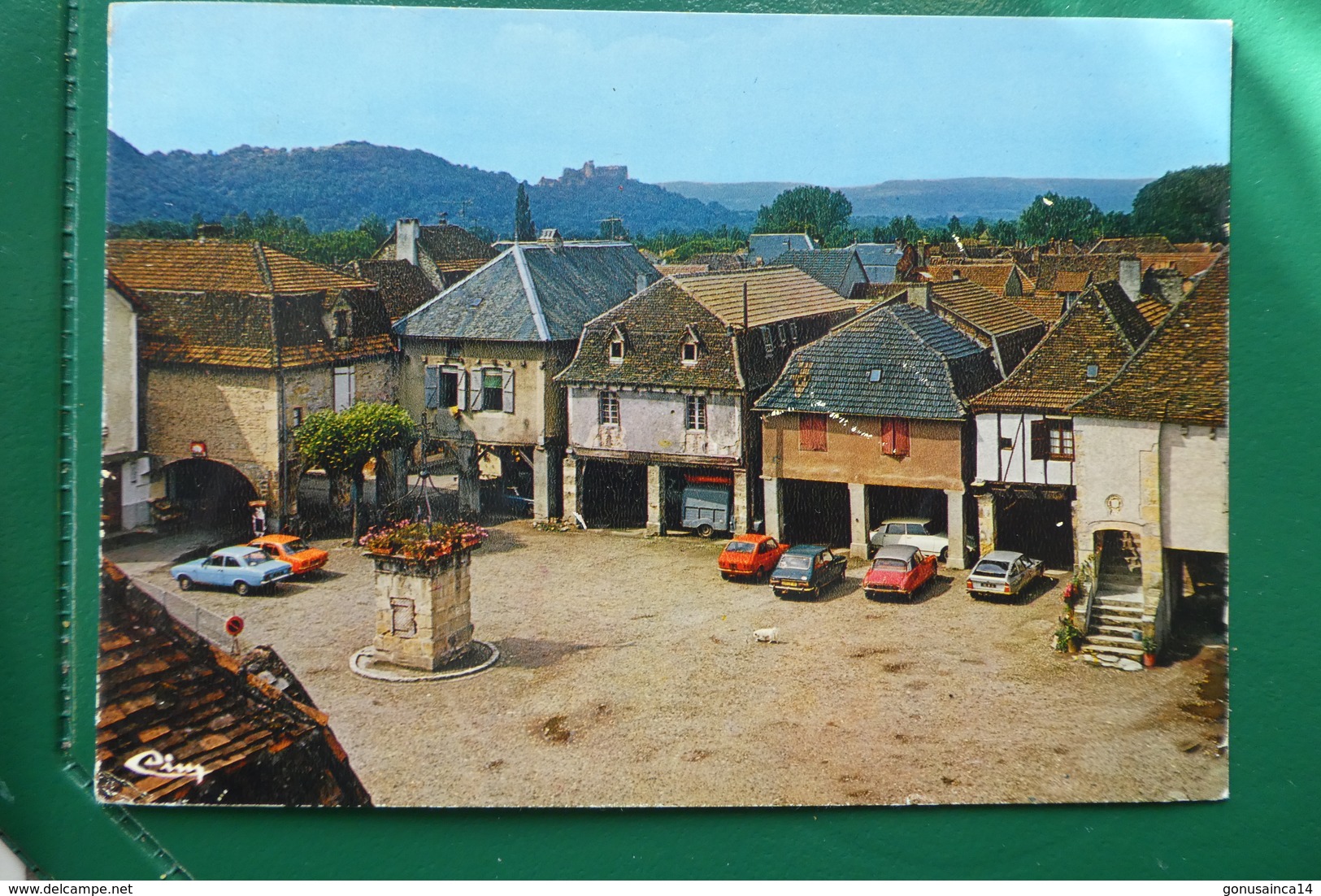 Bretenoux (lot ) La Place De La Pompe Et Ses Porches Avec La Maison Du Consults écrite En 1976 - Bretenoux