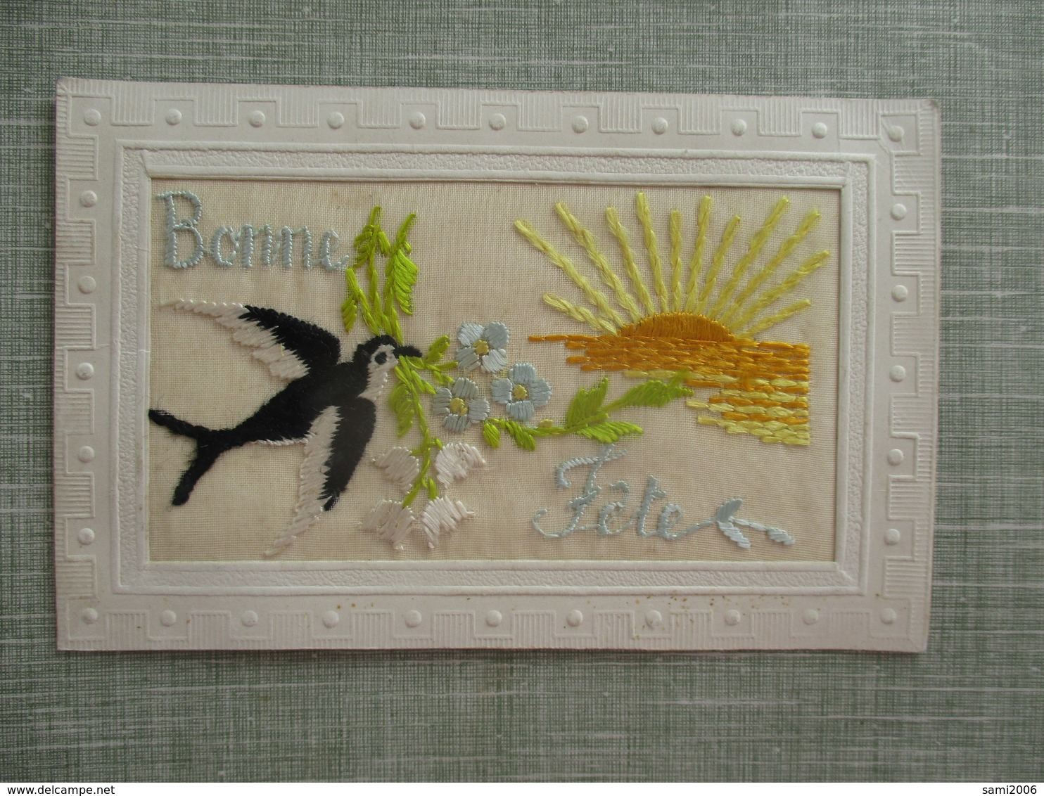 CPA  FANTAISIE BRODEE BONNE FETE OISEAU FLEURS SOLEIL - Brodées