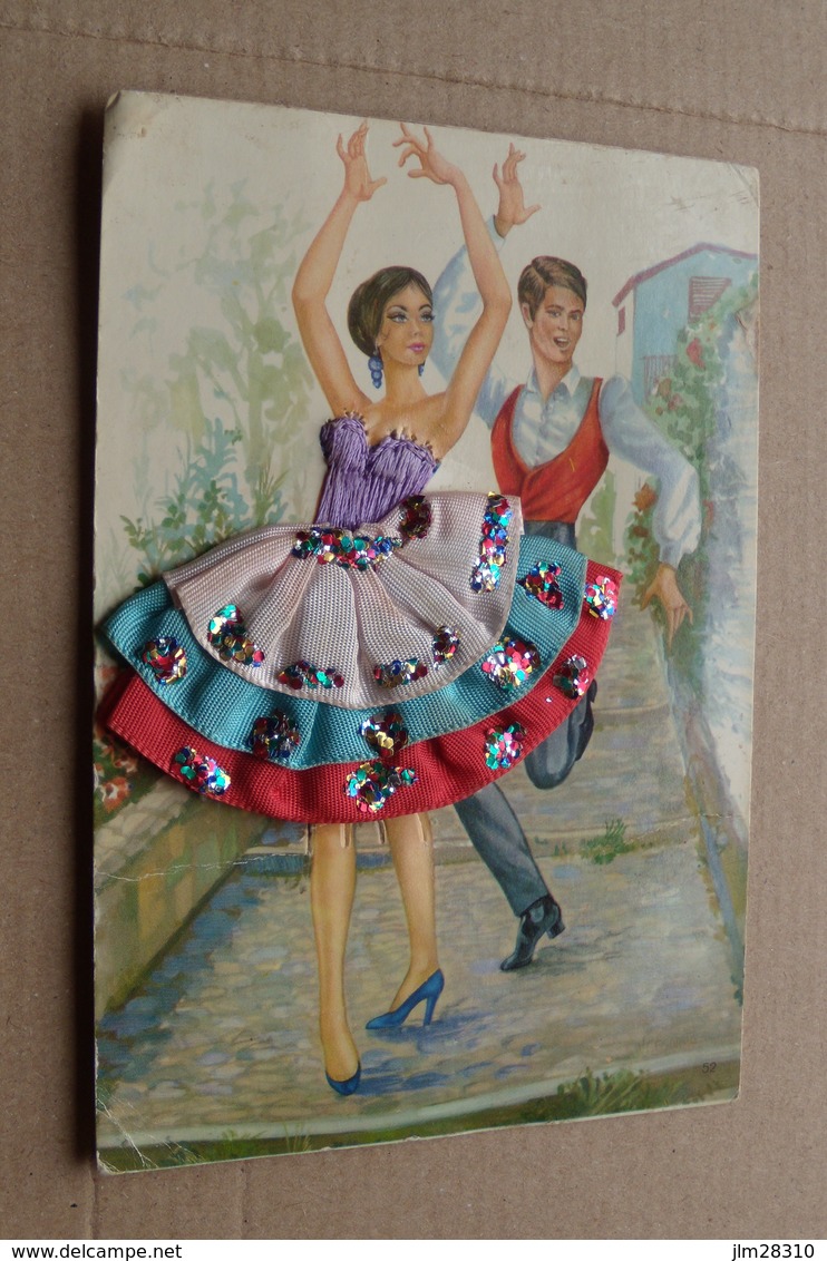 Carte Postale Illustrée Avec Robe En Tissu Et Brillants, Costume Espagne Flamenco Danse - Bailes