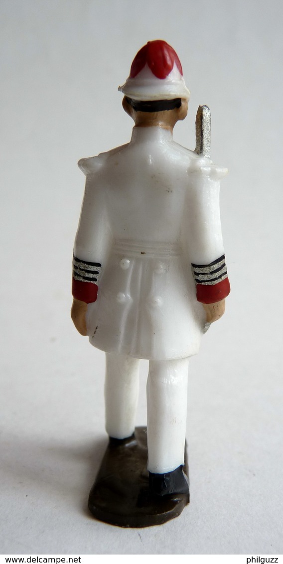 FIGURINE QUIRALU Plastique GARDE MONEGASQUE OFFICIER DEFILANT MONACO Blanc  60's Pas Starlux Clairet Cyrnos, - Militaires