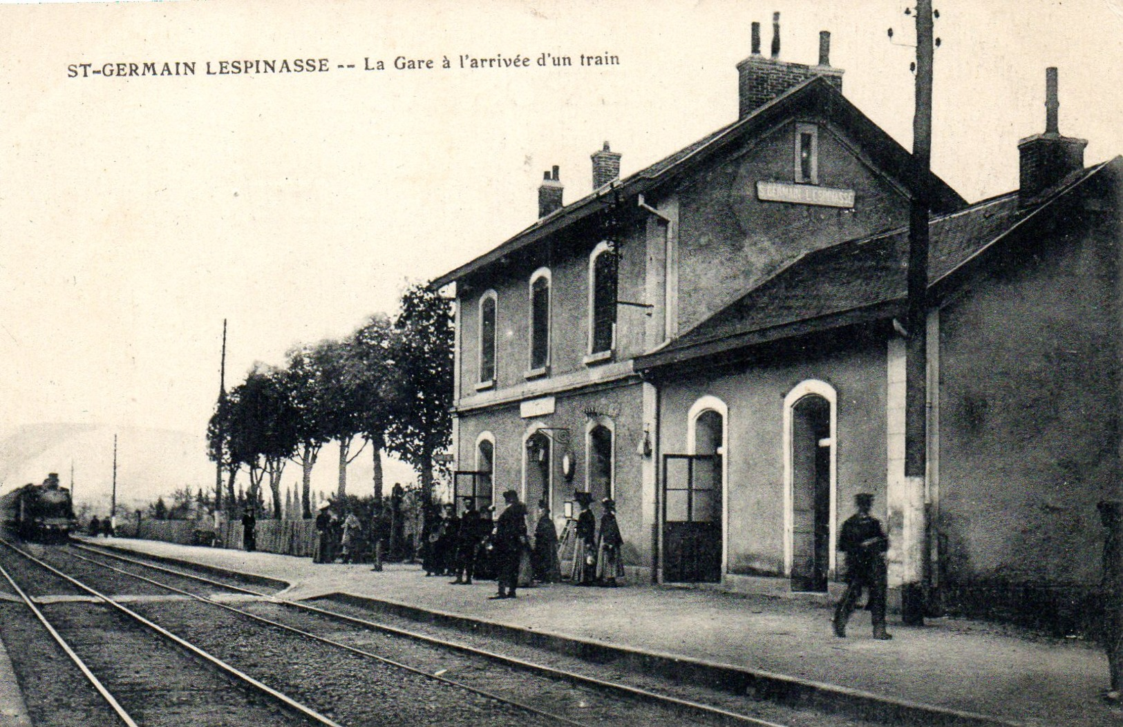 St Germain Lespinasse La Gare A L Arrivee Dun Train - Autres & Non Classés