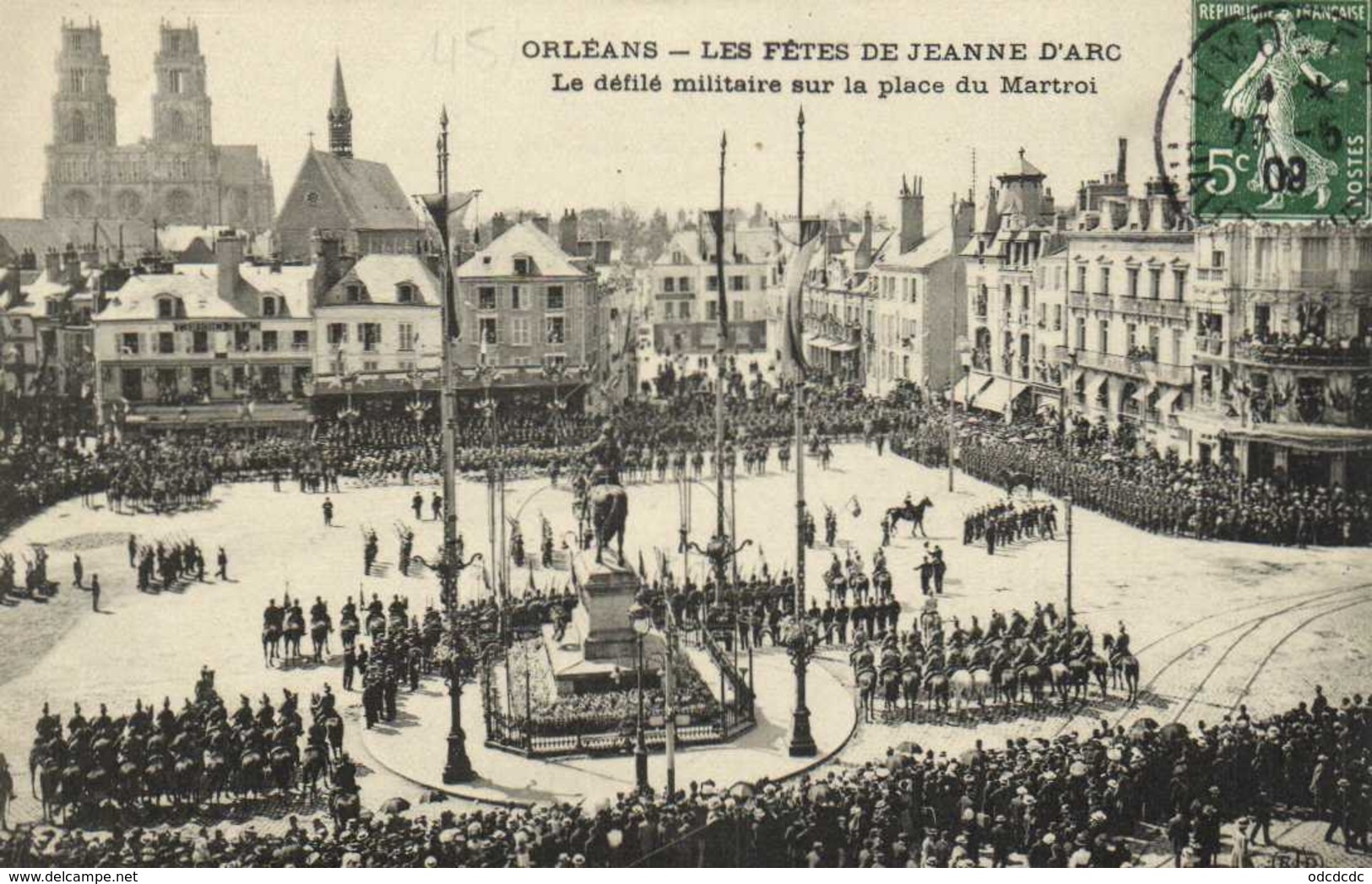 ORLEANS  LES FETES DE JEANNE D'ARC Le Défilé Militaire Sur La Place Du Martroi  RV - Orleans