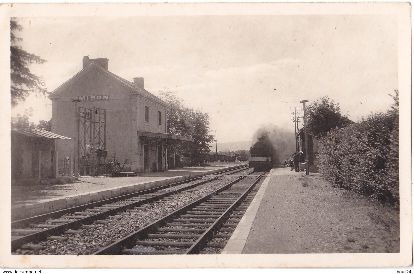 CRE- MISON EN ALPES DE HAUTE PROVENCE   LA  GARE  LE TRAIN ENTRANT EN GARE - Autres & Non Classés