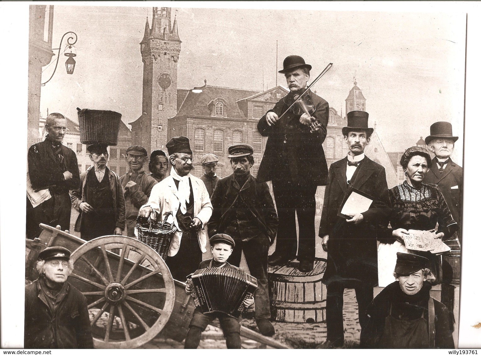 Foto Oude Reproductie Lier Stadhuis Met Inwoners Rond 1900 - Jongen Accordeon 270 Mm X 230 Mm - Lier