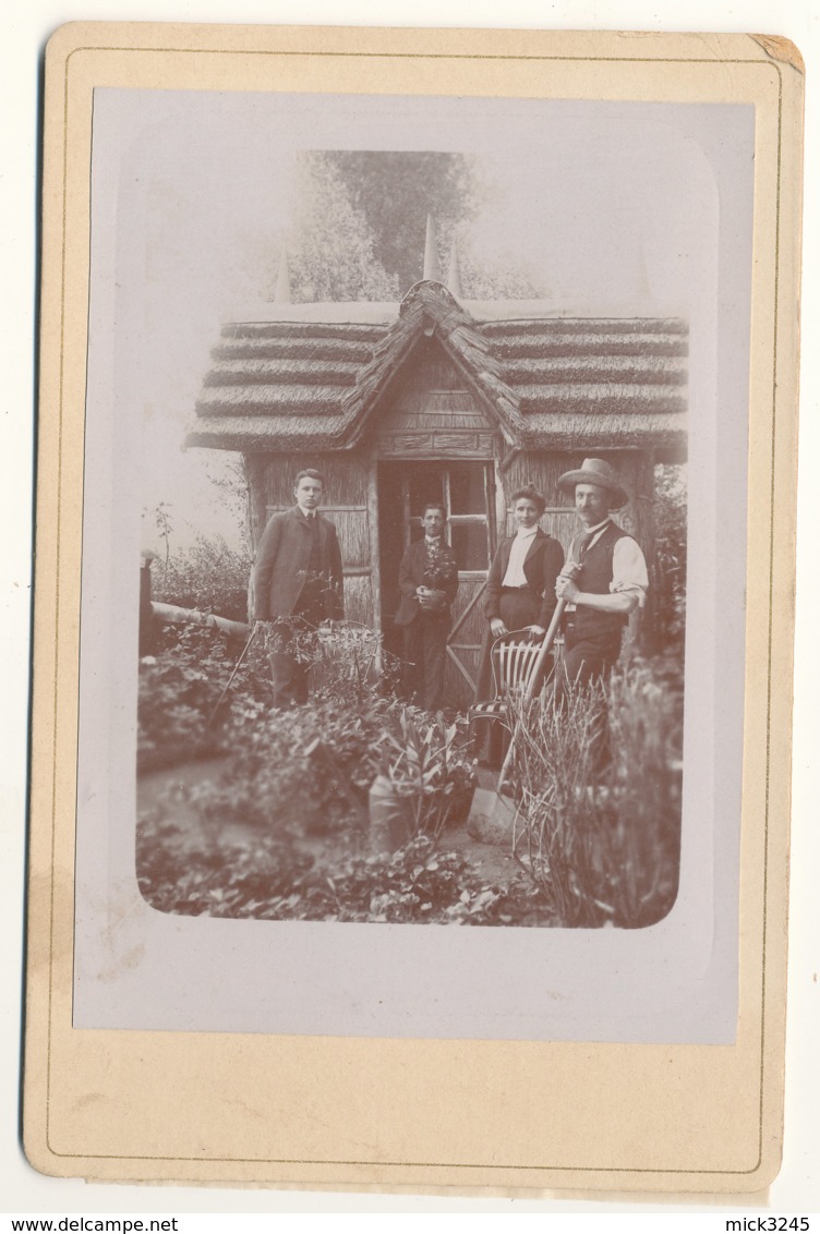 Maisonnette De Jardin Avec 4 Personnes Non Identifiées 107 X 164 - Old (before 1900)