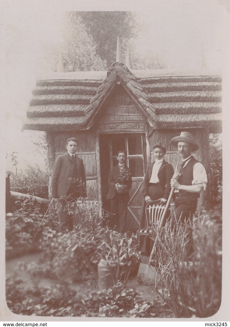 Maisonnette De Jardin Avec 4 Personnes Non Identifiées 107 X 164 - Old (before 1900)