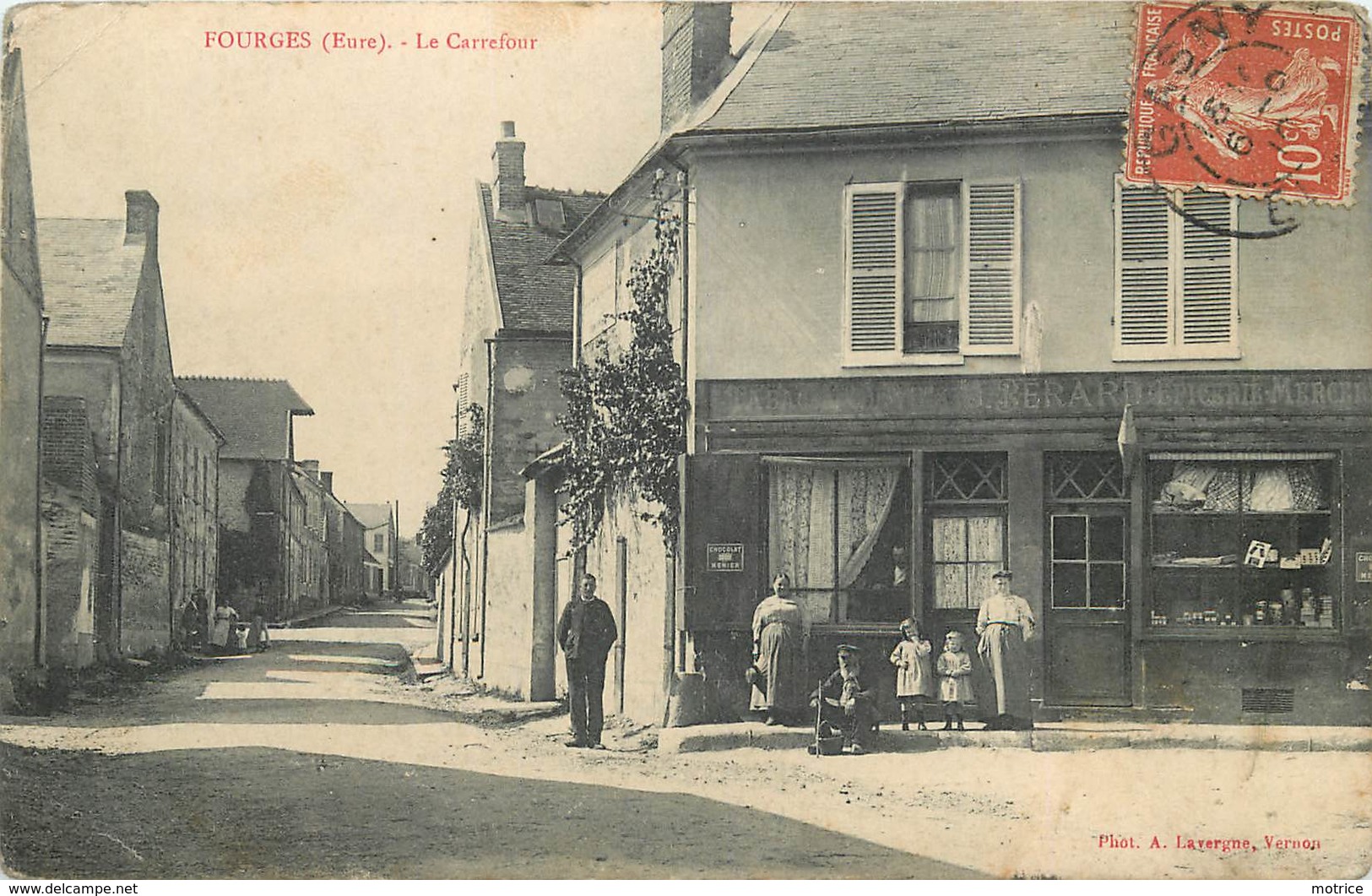 FOURGES - Le Carrefour, Tabac épicerie Berard. - Fourges