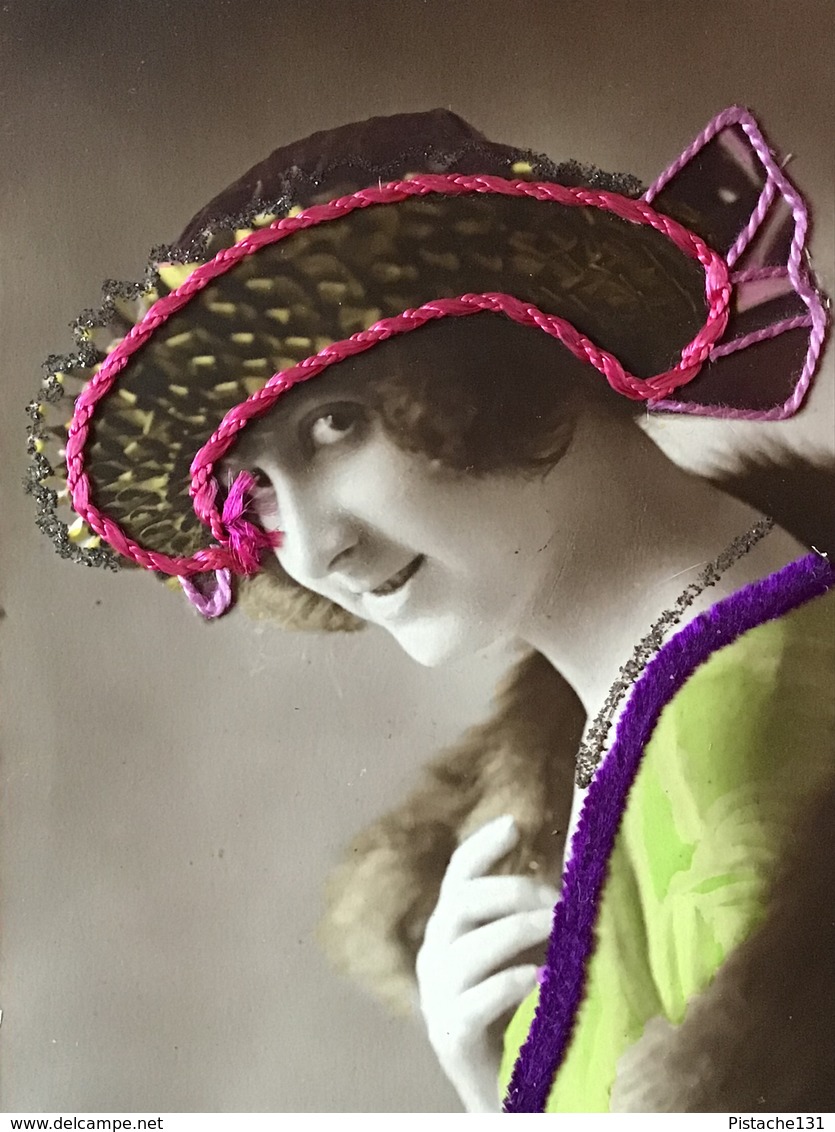 1921 - DAME MET ECHT GEBORDUURDE HOED - COLLAGE - FEMME, CHAPEAU AVEC DU VRAI BRODERIE - Mode