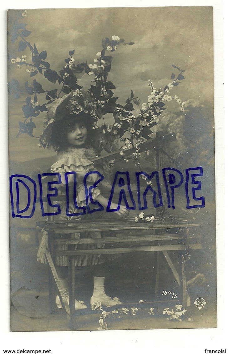 Photographie. Petite Fille, Banc, Fleurs. 1906 - Portraits