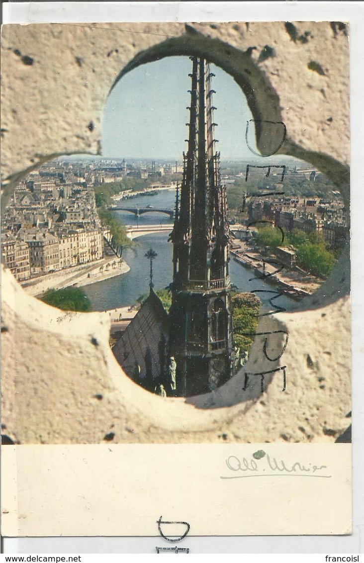 Notre-Dame De Paris. La Cathédrale. La Seine Et La Flèche Vues à Travers Un Trèfle De Pierre. - Notre-Dame De Paris