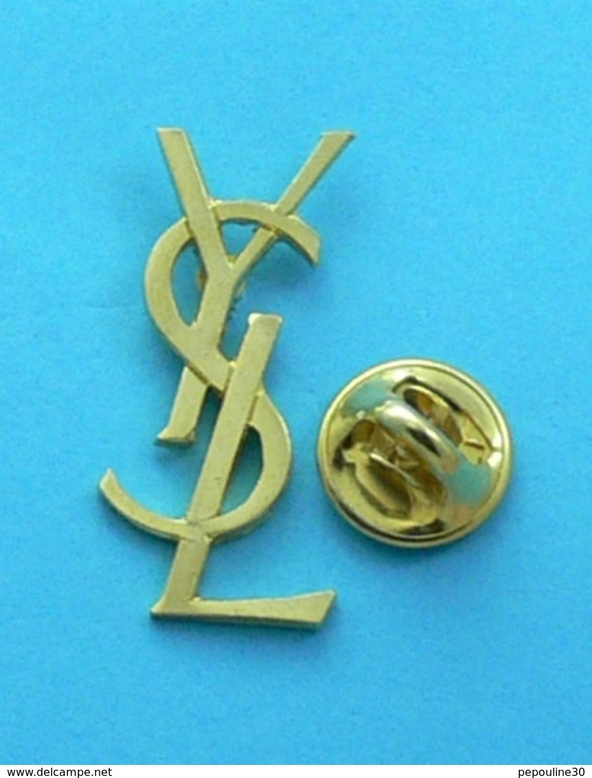 1 PIN'S //  ** LOGO // YVES SAINT LAURENT / GRAND COUTURIER DU XX ᵉᵐᵉ Siècle ** - Parfums