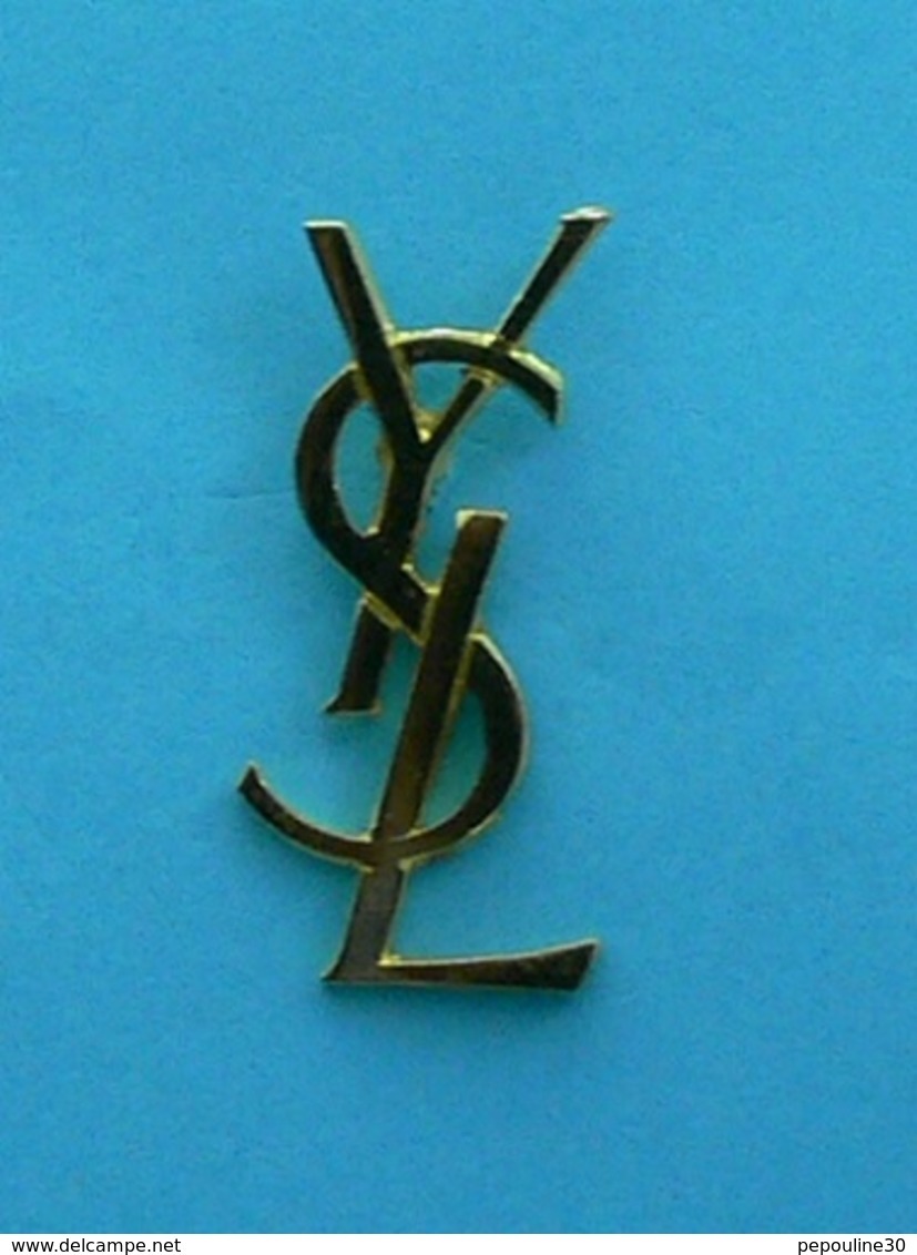 1 PIN'S //  ** LOGO // YVES SAINT LAURENT / GRAND COUTURIER DU XX ᵉᵐᵉ Siècle ** - Perfume