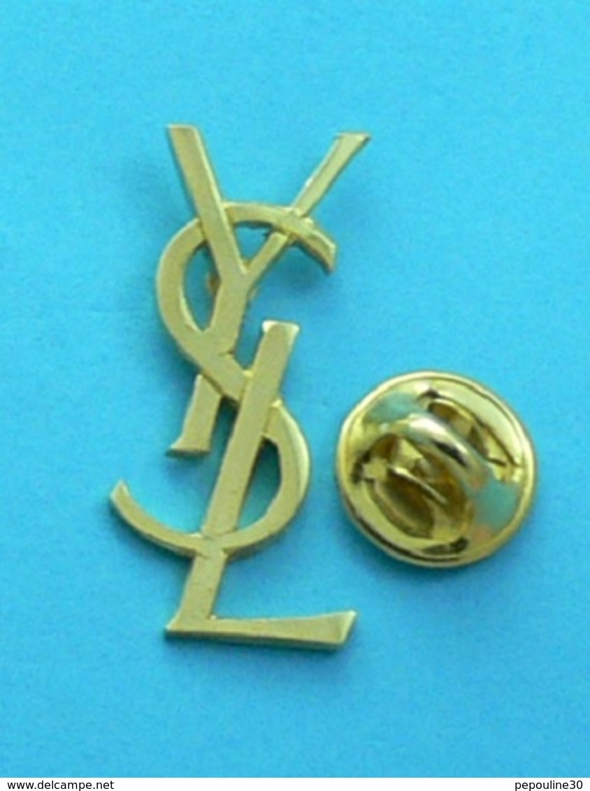 1 PIN'S //  ** LOGO // YVES SAINT LAURENT / GRAND COUTURIER DU XX ᵉᵐᵉ siècle **